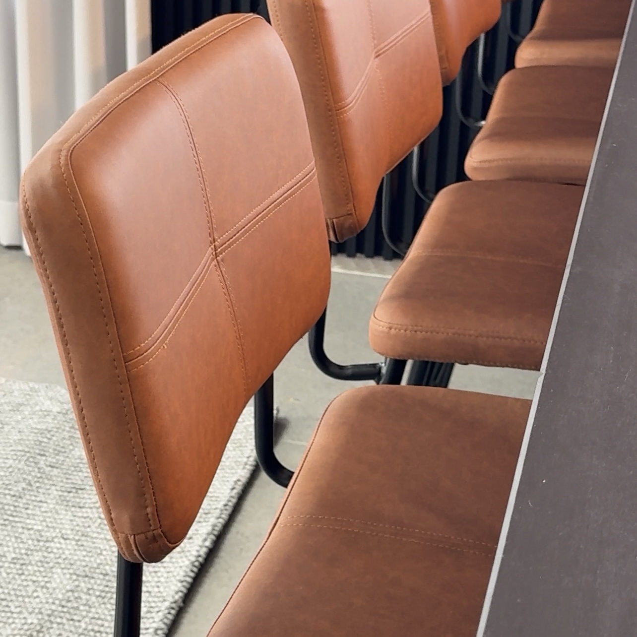 כיסא בר דגם דילן כאמל כיסא בר דגם דילן כאמל