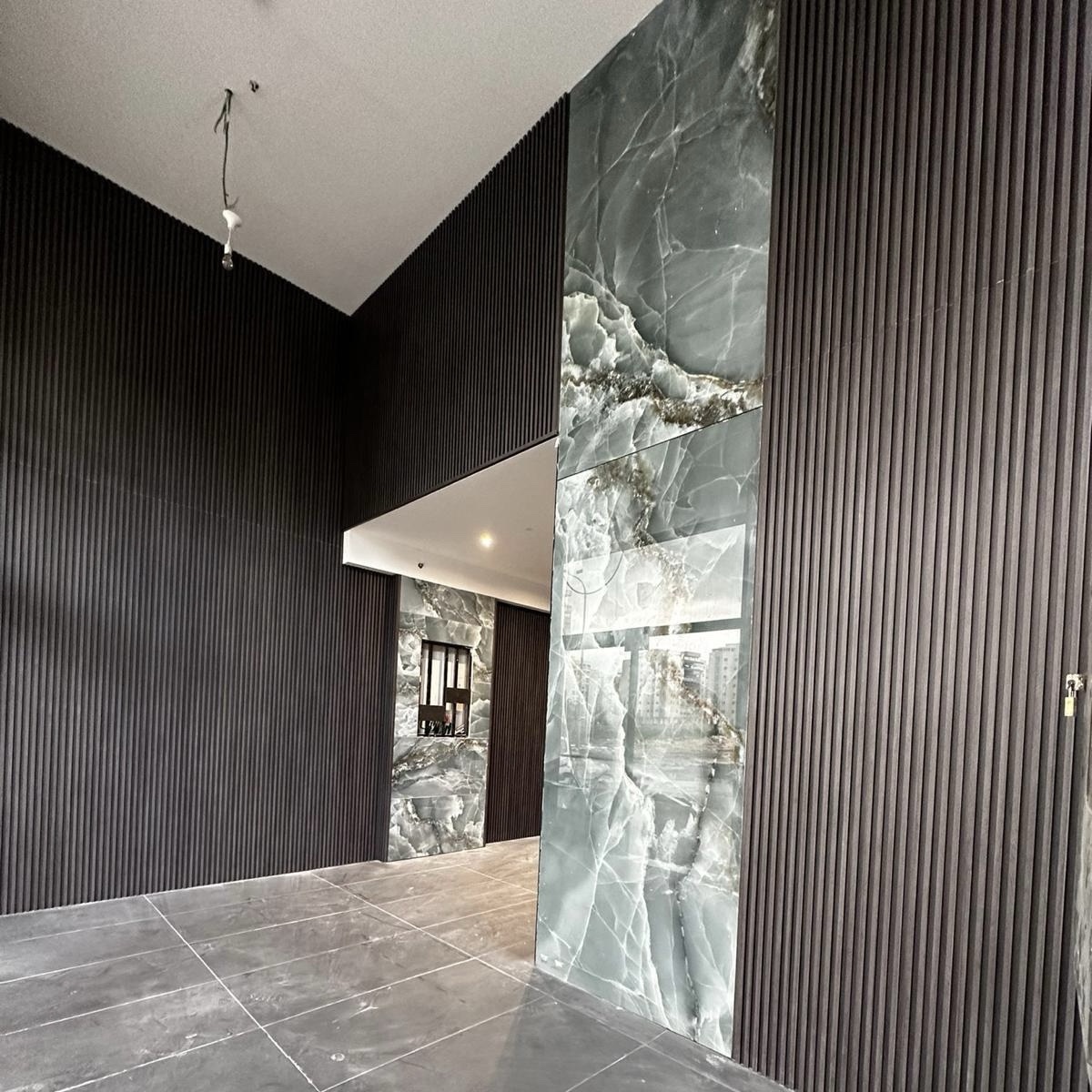 חיפוי קיר פסים פולימרי שחור טקסטורה חיפוי קיר פסים פולימרי שחור טקסטורה