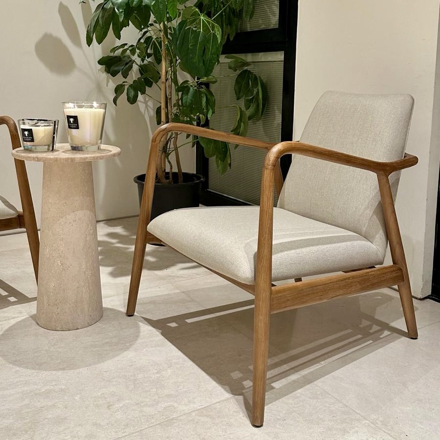 כורסא דגם קולבי עץ טיק בשילוב בד בגוון בז כורסא דגם קולבי עץ טיק בשילוב בד בגוון בז