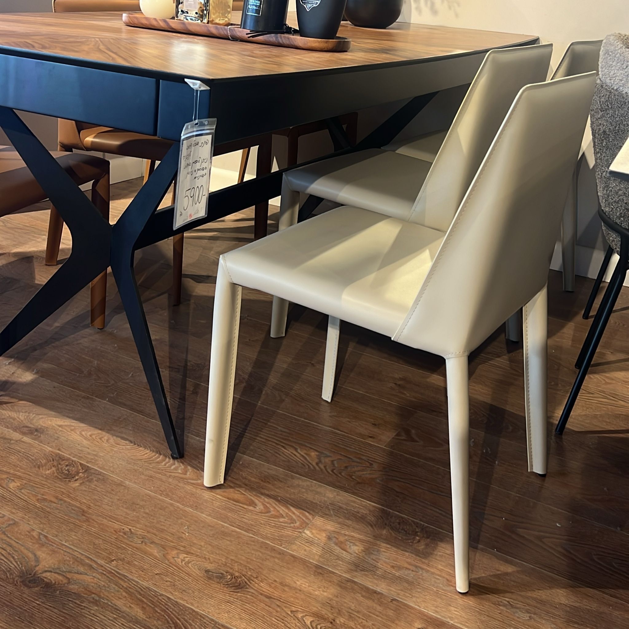 כיסא מעוצב יוקרתי דמוי עור אבן דגם ליאן