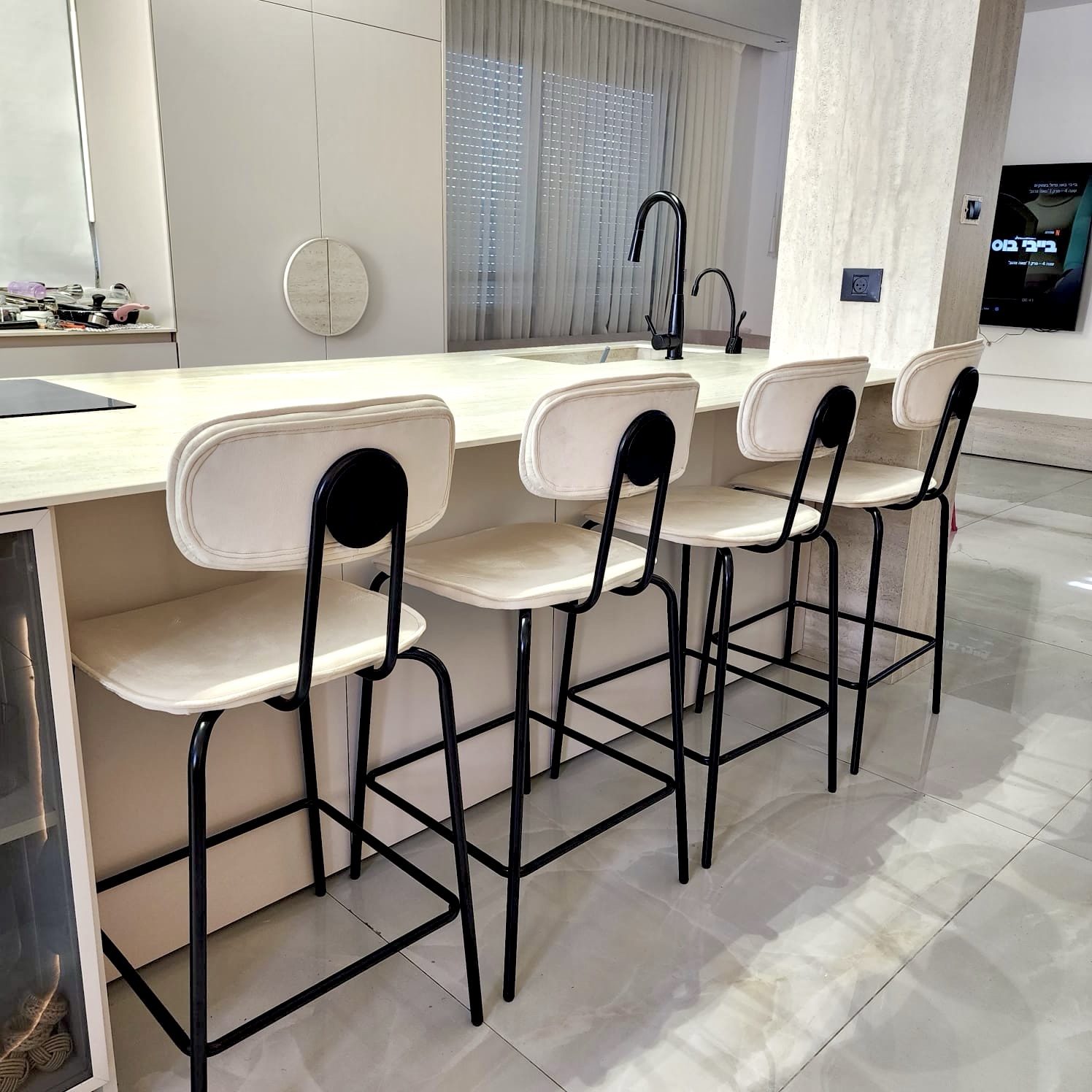 כיסא בר קטיפה בז רגל שחורה דגם סטפני כיסא בר קטיפה בז רגל שחורה דגם סטפני