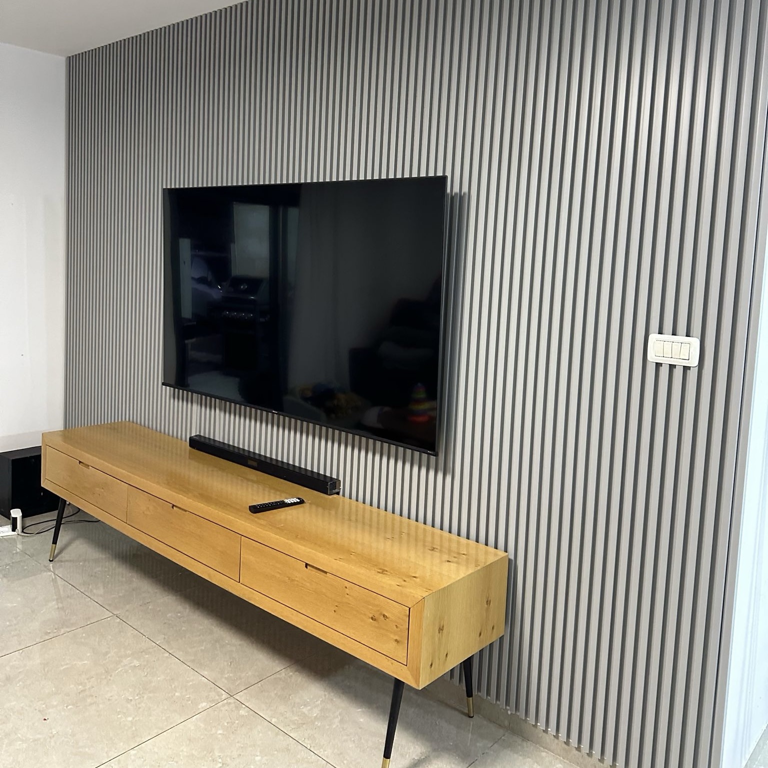 חיפוי קיר פסים פולימרי אפור בטון M2038-94 במבצע! חיפוי קיר פסים פולימרי אפור בטון M2038-94 במבצע!