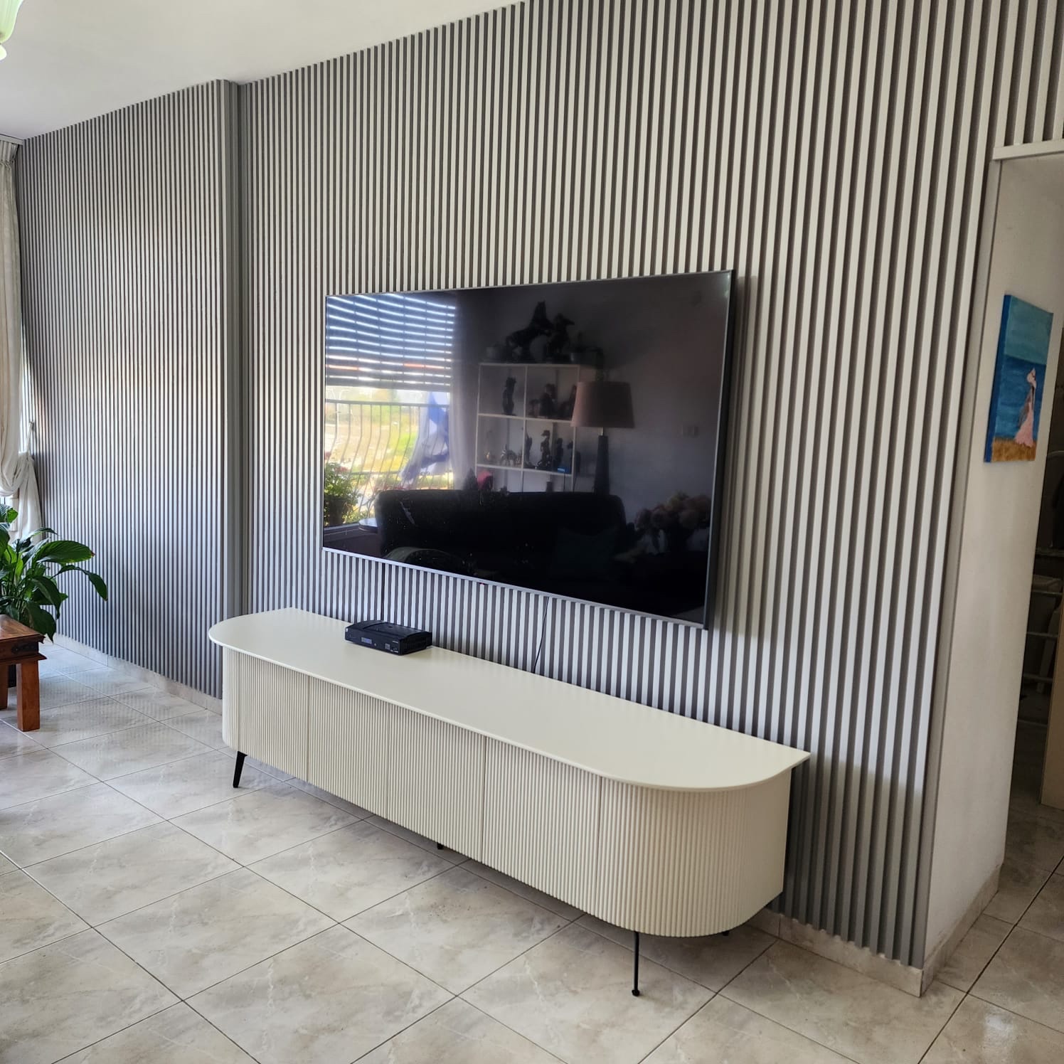 חיפוי קיר פסים פולימרי אפור בטון M2038-94 במבצע! חיפוי קיר פסים פולימרי אפור בטון M2038-94 במבצע!