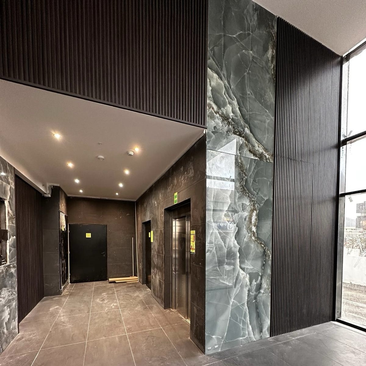 חיפוי קיר פסים פולימרי שחור טקסטורה חיפוי קיר פסים פולימרי שחור טקסטורה