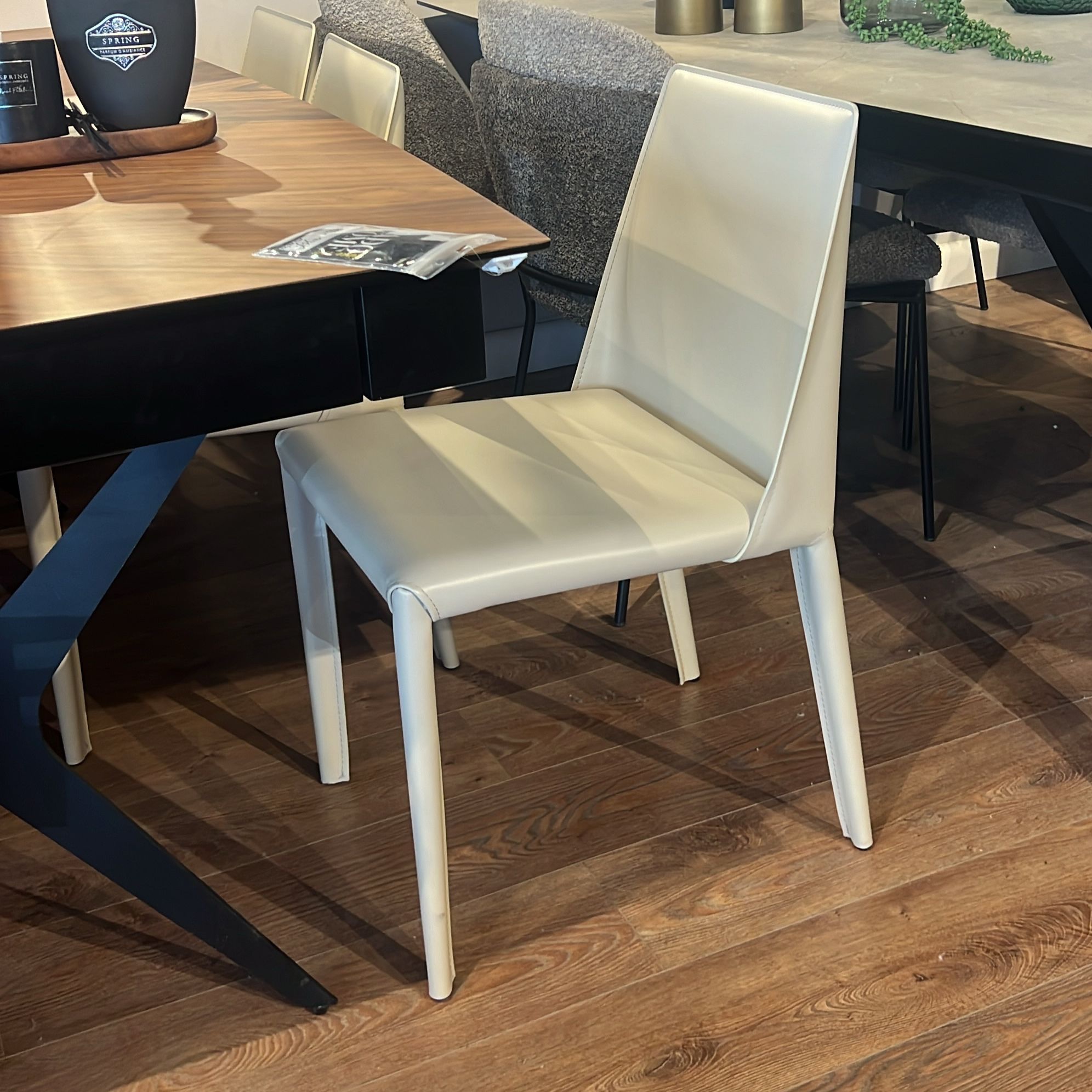 כיסא מעוצב יוקרתי דמוי עור אבן דגם ליאן