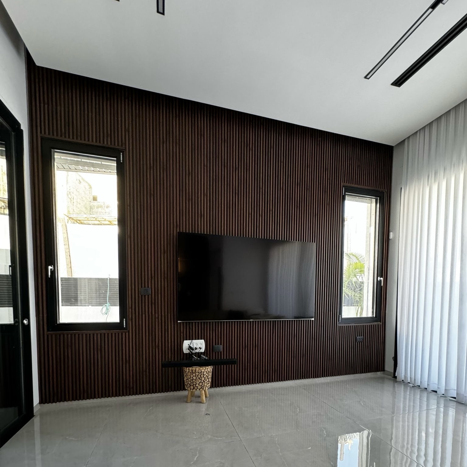 חיפוי קיר פסים פולימרי אגוז כהה חיפוי קיר פסים פולימרי אגוז כהה