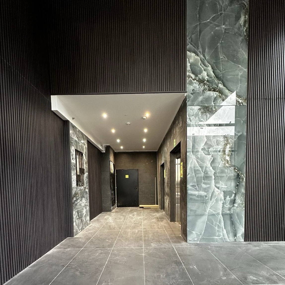 חיפוי קיר פסים פולימרי שחור טקסטורה חיפוי קיר פסים פולימרי שחור טקסטורה