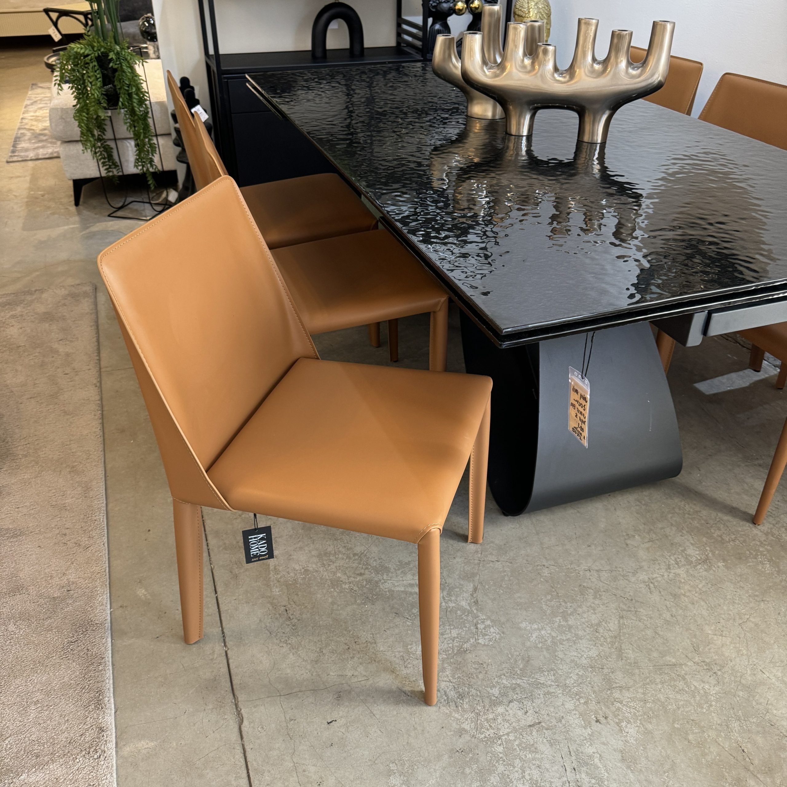 כיסא מעוצב יוקרתי דמוי עור כאמל דגם ליאן כיסא מעוצב יוקרתי דמוי עור כאמל דגם ליאן