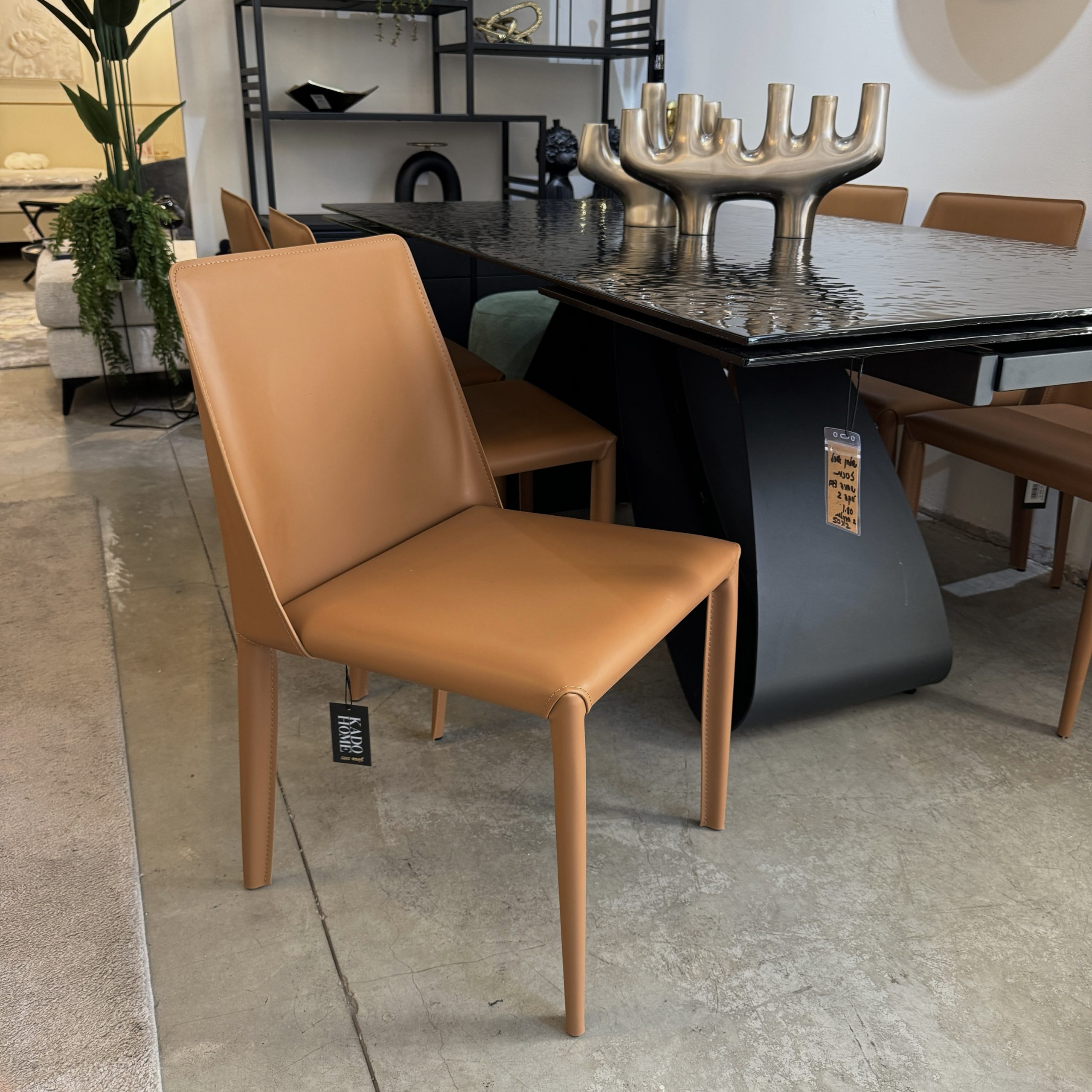 כיסא מעוצב יוקרתי דמוי עור כאמל דגם ליאן כיסא מעוצב יוקרתי דמוי עור כאמל דגם ליאן