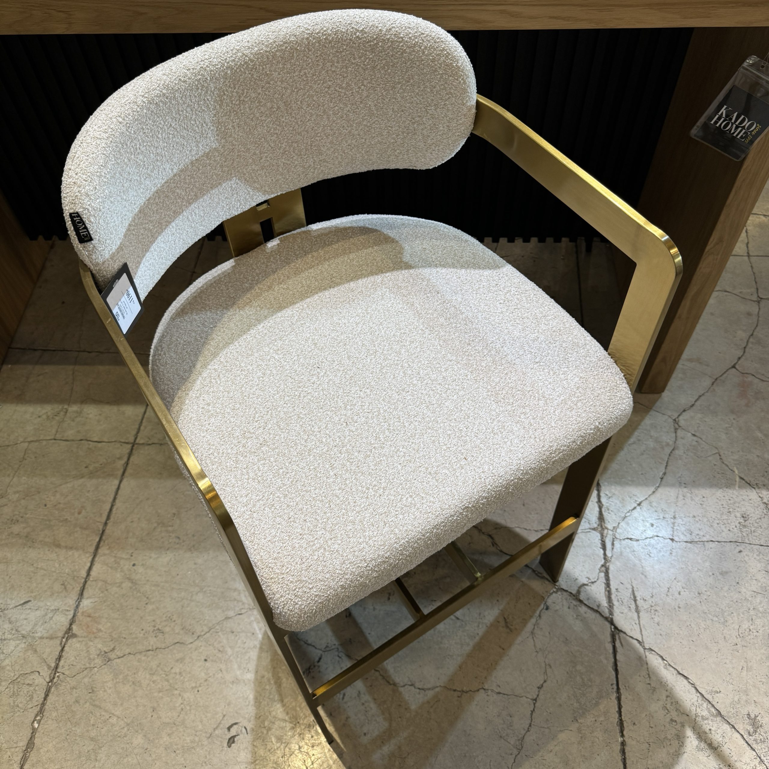 כיסא בר מעוצב יוקרתי רגל זהב בד שמנת דגם מנדי כיסא בר מעוצב יוקרתי רגל זהב בד שמנת דגם מנדי