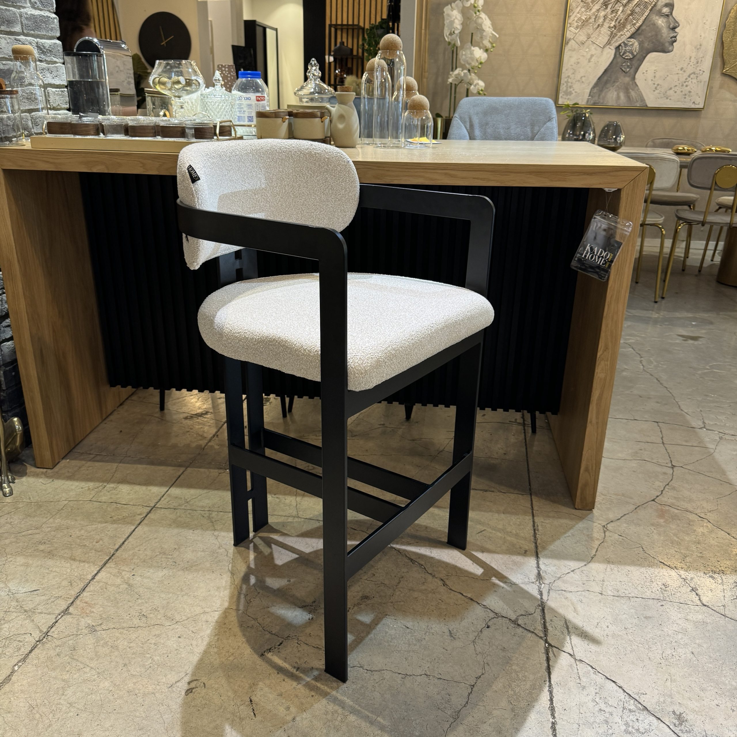 כיסא בר מעוצב יוקרתי רגל שחורה בד שמנת דגם מנדי כיסא בר מעוצב יוקרתי רגל שחורה בד שמנת דגם מנדי