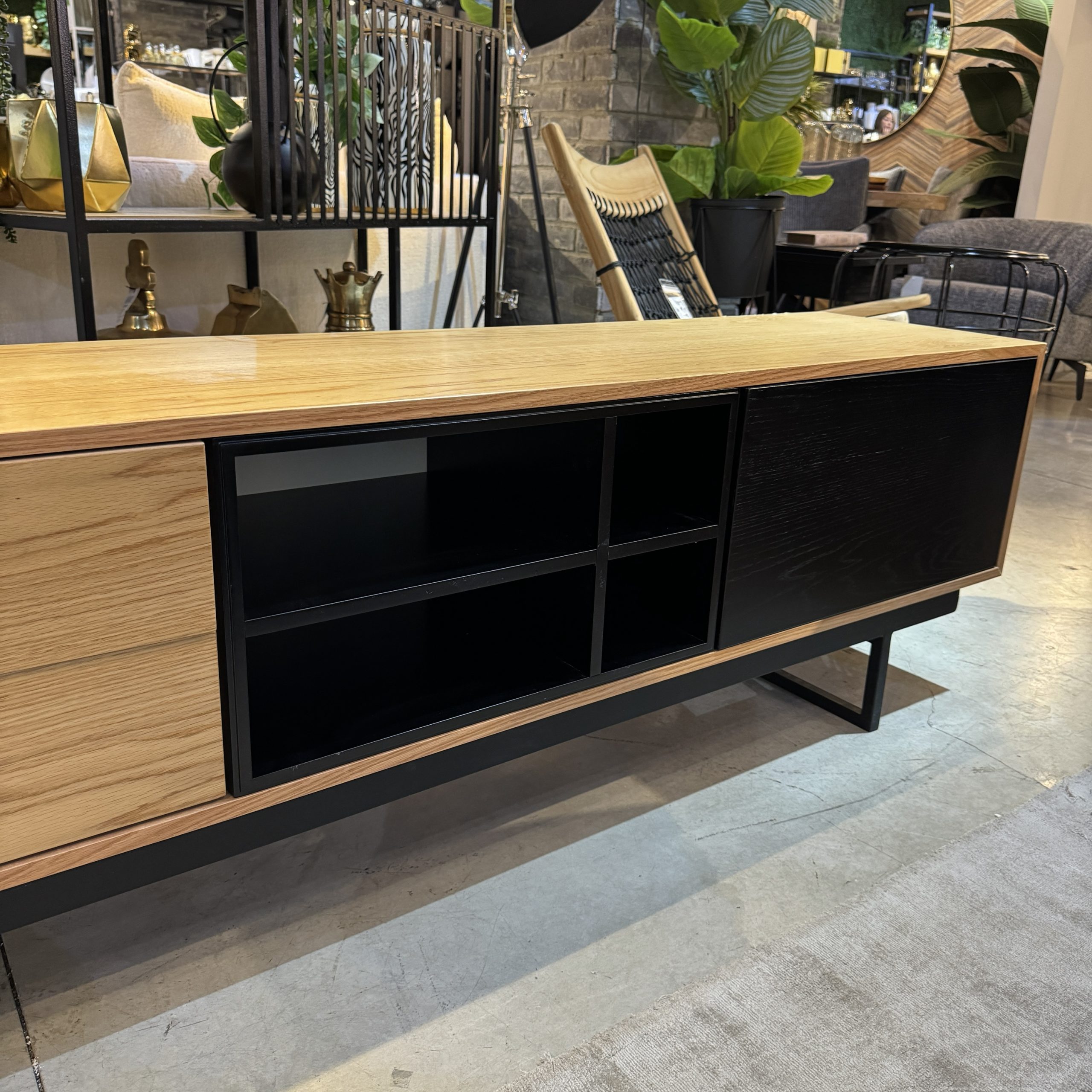 מזנון דגם קובייה מזנון דגם קובייה