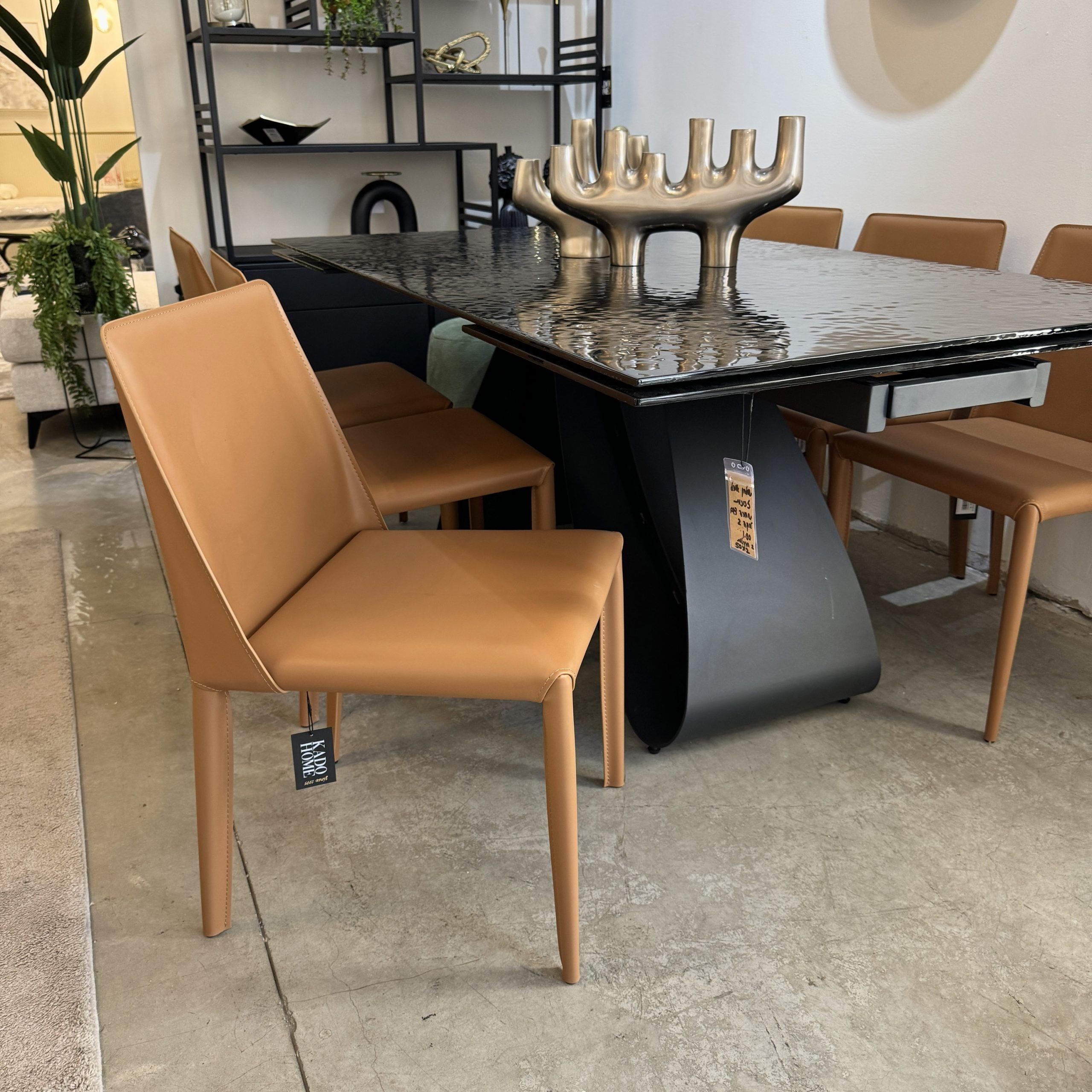 כיסא מעוצב יוקרתי דמוי עור כאמל דגם ליאן כיסא מעוצב יוקרתי דמוי עור כאמל דגם ליאן