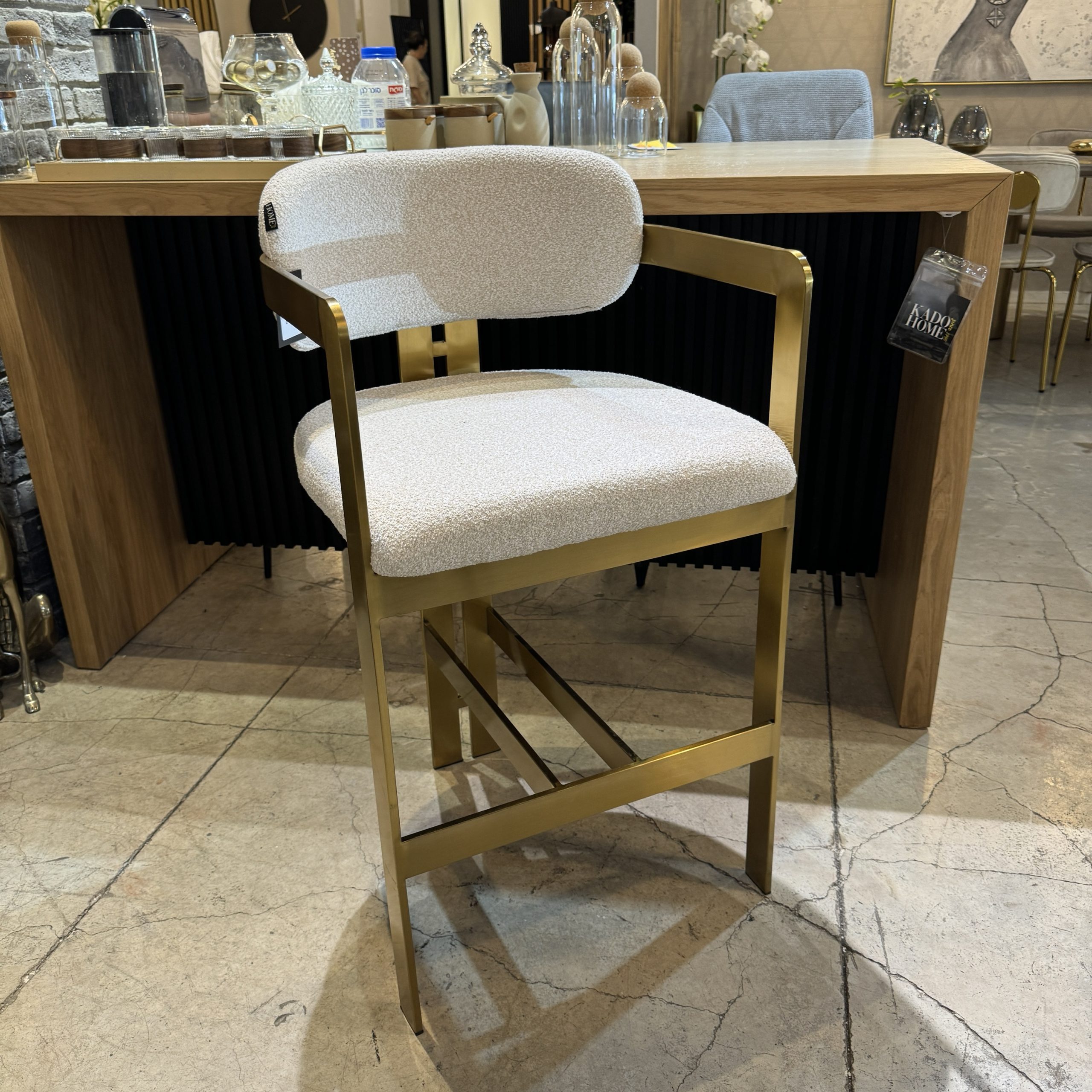 כיסא בר מעוצב יוקרתי רגל זהב בד שמנת דגם מנדי כיסא בר מעוצב יוקרתי רגל זהב בד שמנת דגם מנדי