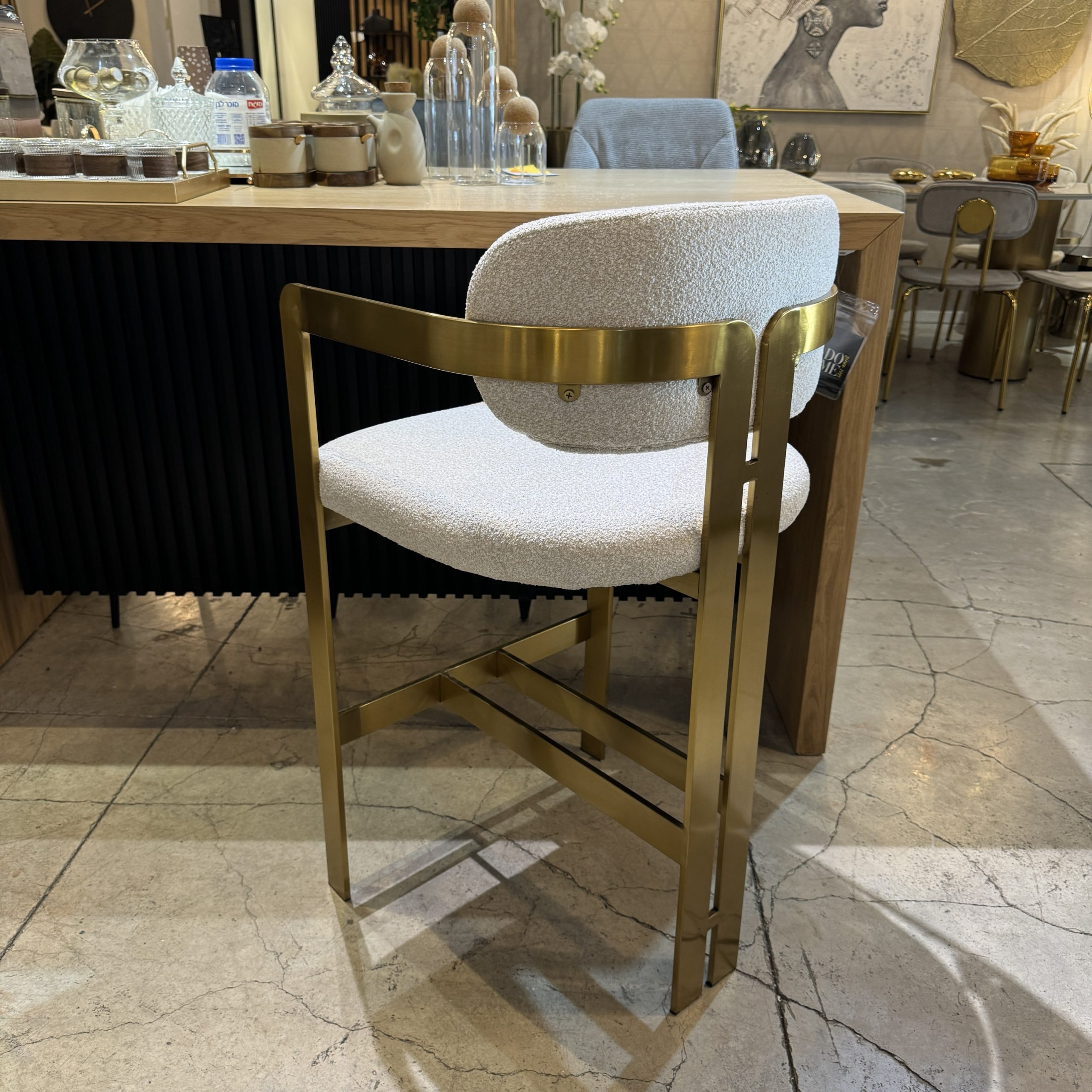 כיסא בר מעוצב יוקרתי רגל זהב בד שמנת דגם מנדי כיסא בר מעוצב יוקרתי רגל זהב בד שמנת דגם מנדי