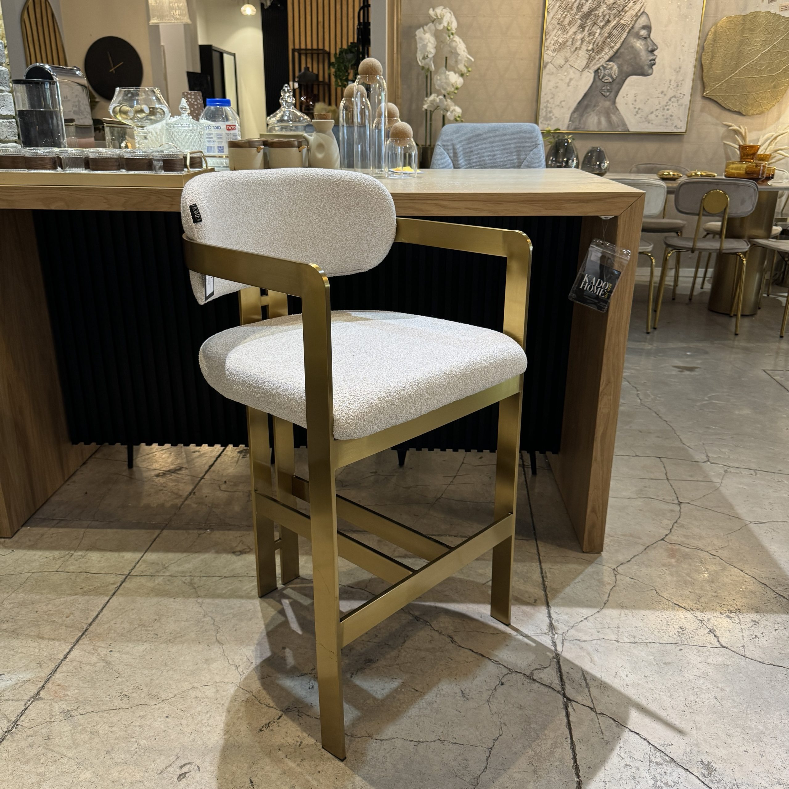 כיסא בר מעוצב יוקרתי רגל זהב בד שמנת דגם מנדי כיסא בר מעוצב יוקרתי רגל זהב בד שמנת דגם מנדי