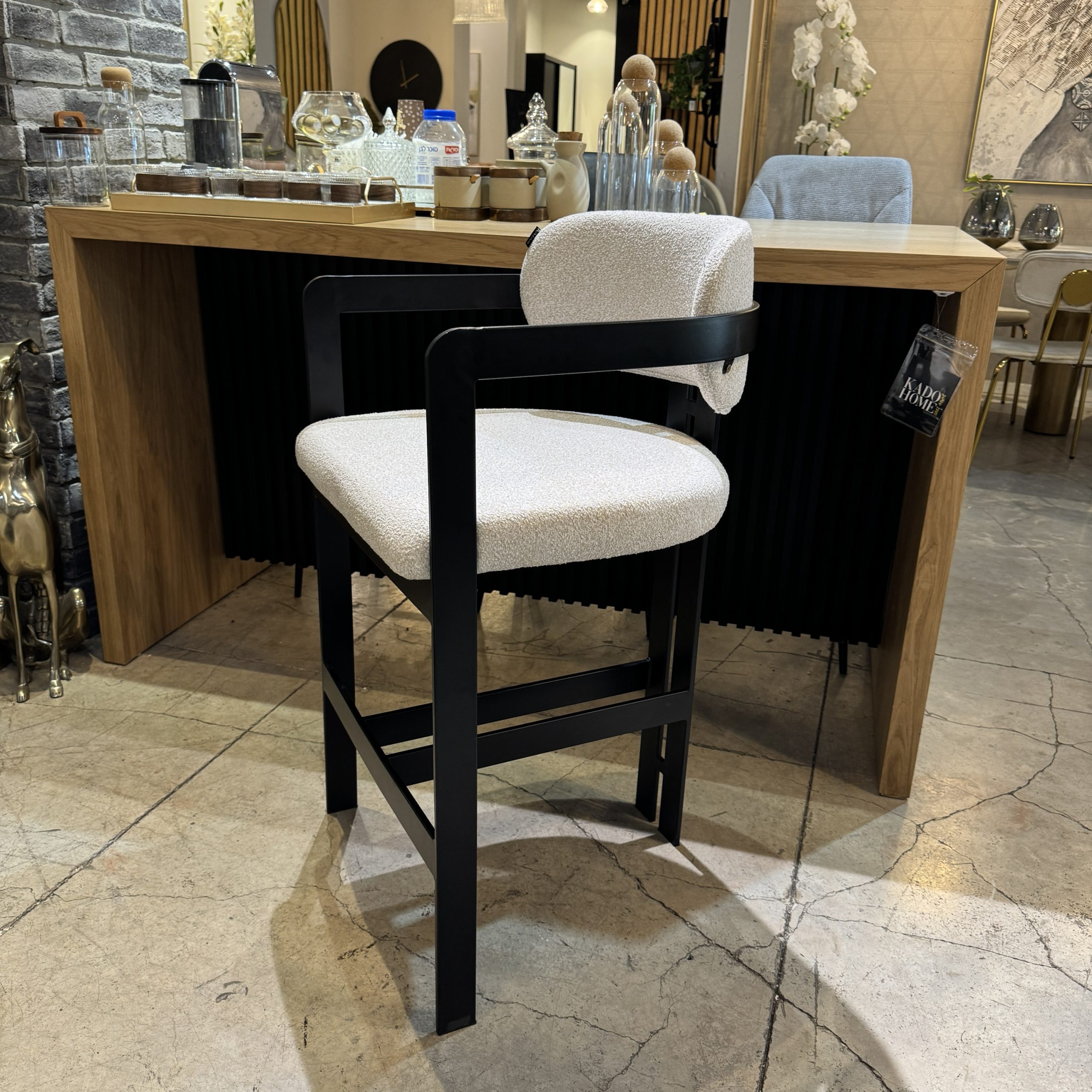 כיסא בר מעוצב יוקרתי רגל שחורה בד שמנת דגם מנדי כיסא בר מעוצב יוקרתי רגל שחורה בד שמנת דגם מנדי