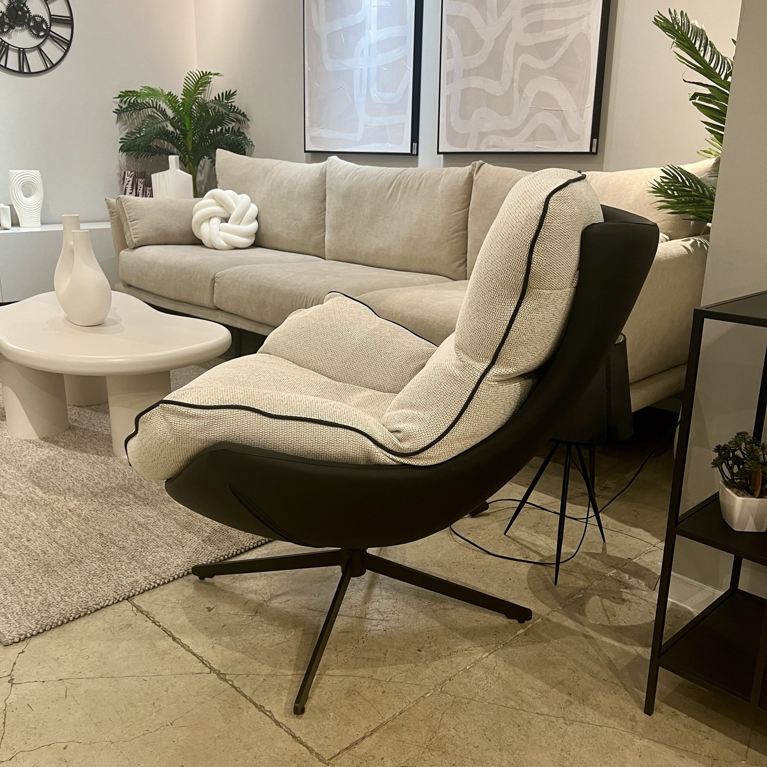 כורסא בד שמנת גב שחור דגם דין