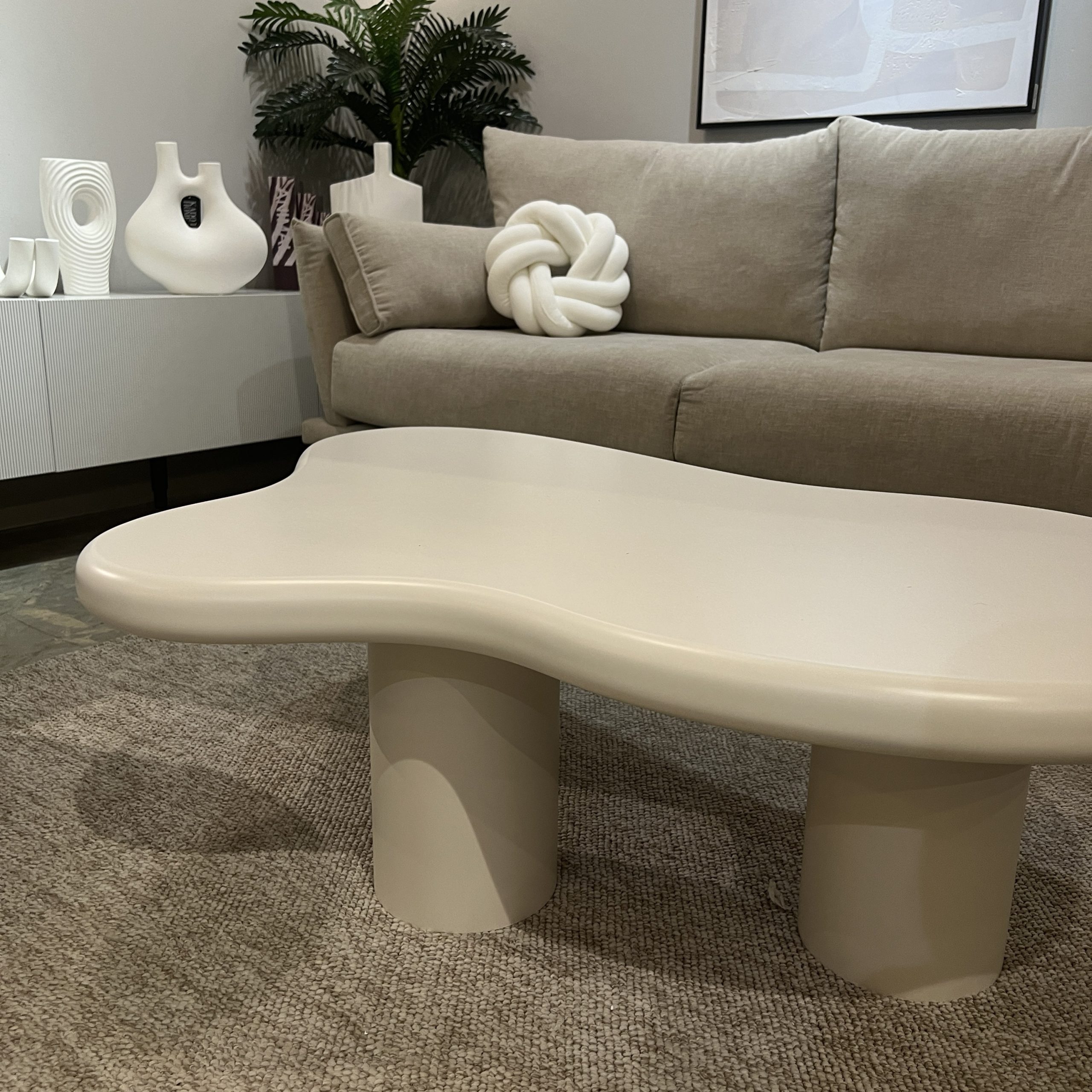 שולחן סלון שמנת דגם אמורפי