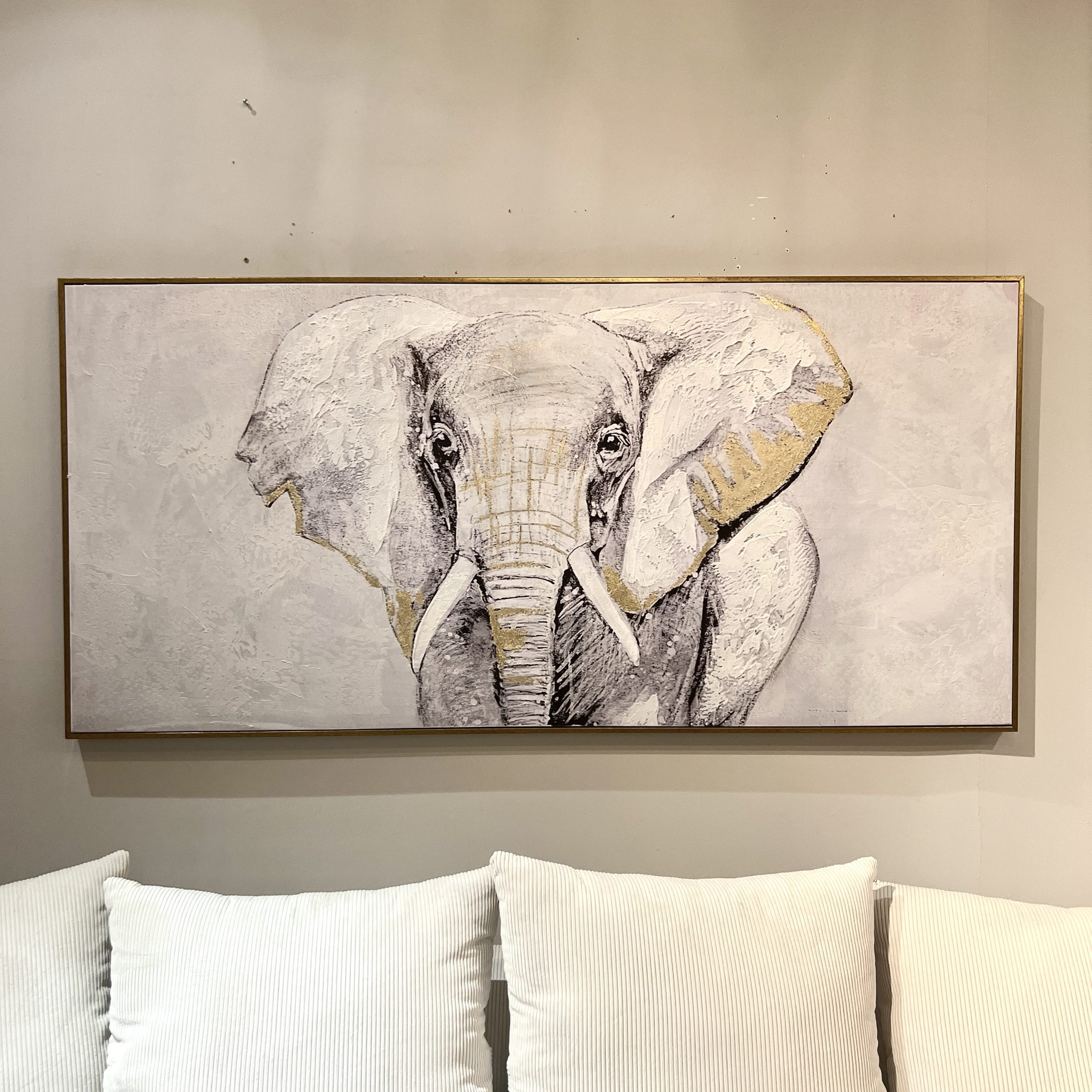 תמונת פיל בעבודת יד בשילוב מסגרת זהב תמונת פיל בעבודת יד בשילוב מסגרת זהב