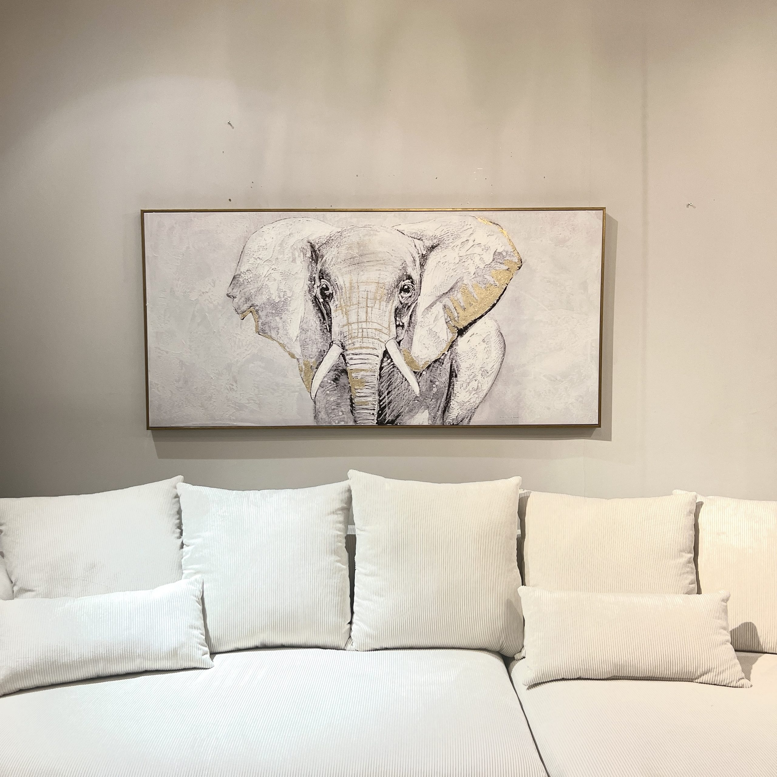 תמונת פיל בעבודת יד בשילוב מסגרת זהב תמונת פיל בעבודת יד בשילוב מסגרת זהב