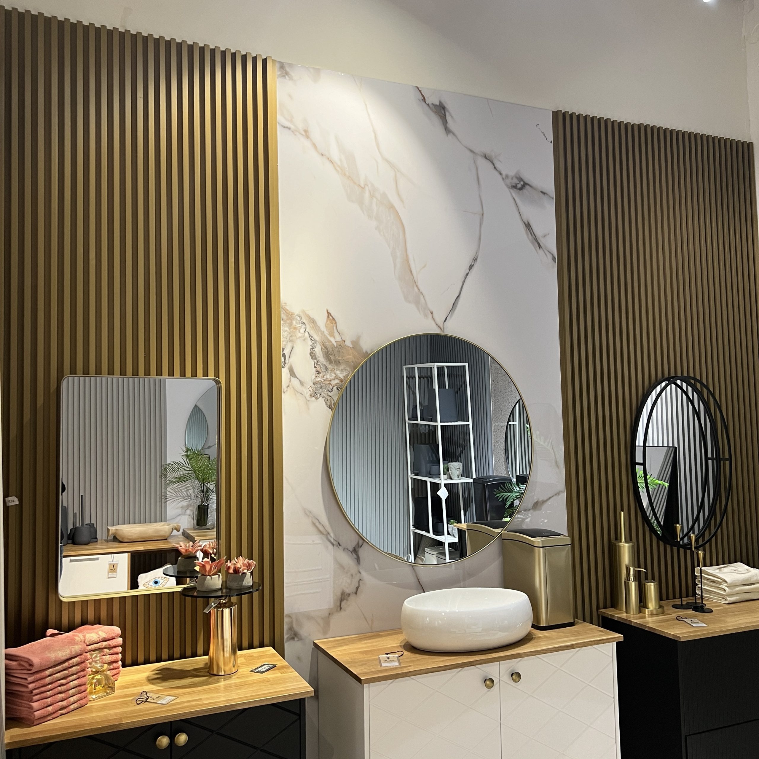 חיפוי קיר פסים פולימרי גוון זהב חיפוי קיר פסים פולימרי גוון זהב