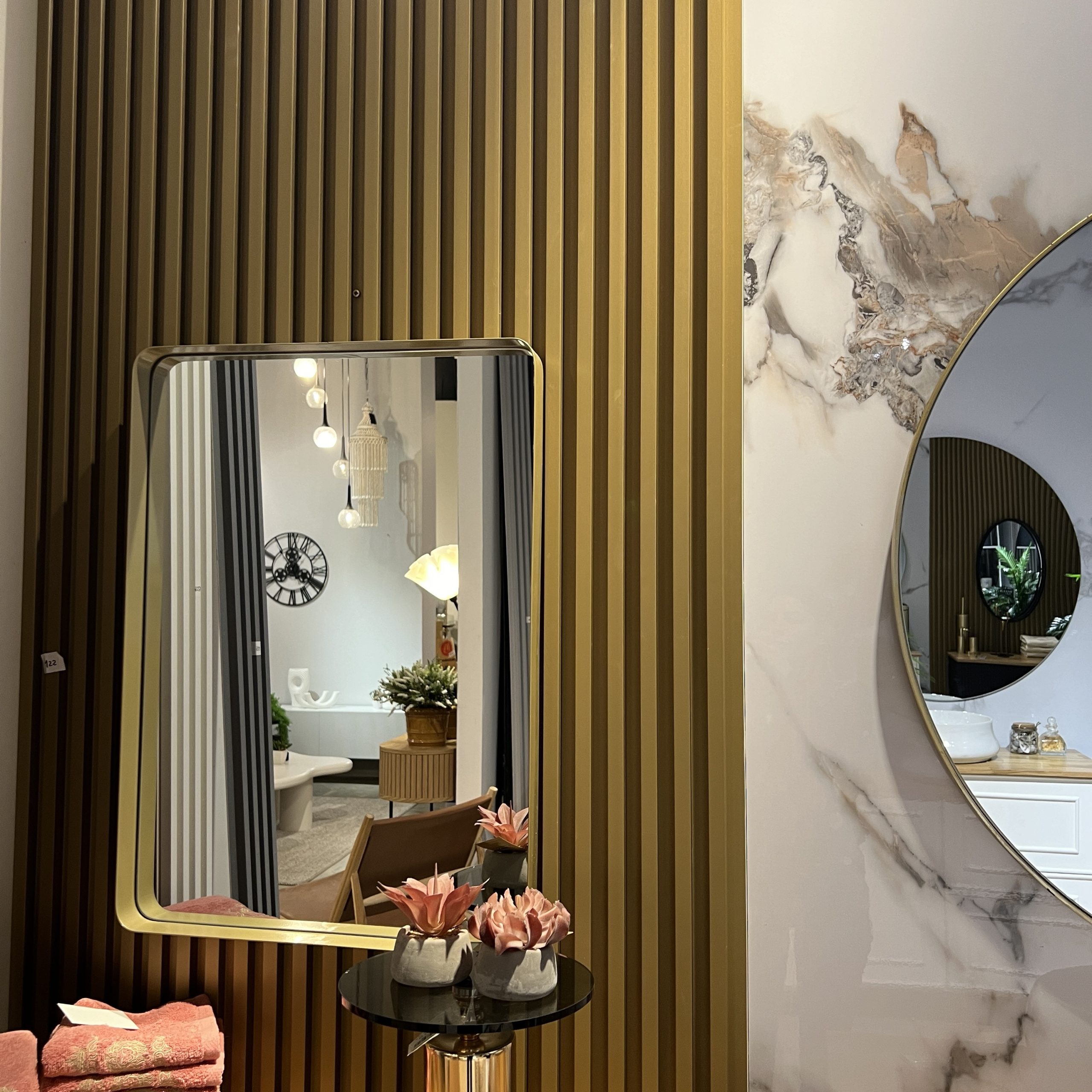 חיפוי קיר פסים פולימרי גוון זהב חיפוי קיר פסים פולימרי גוון זהב