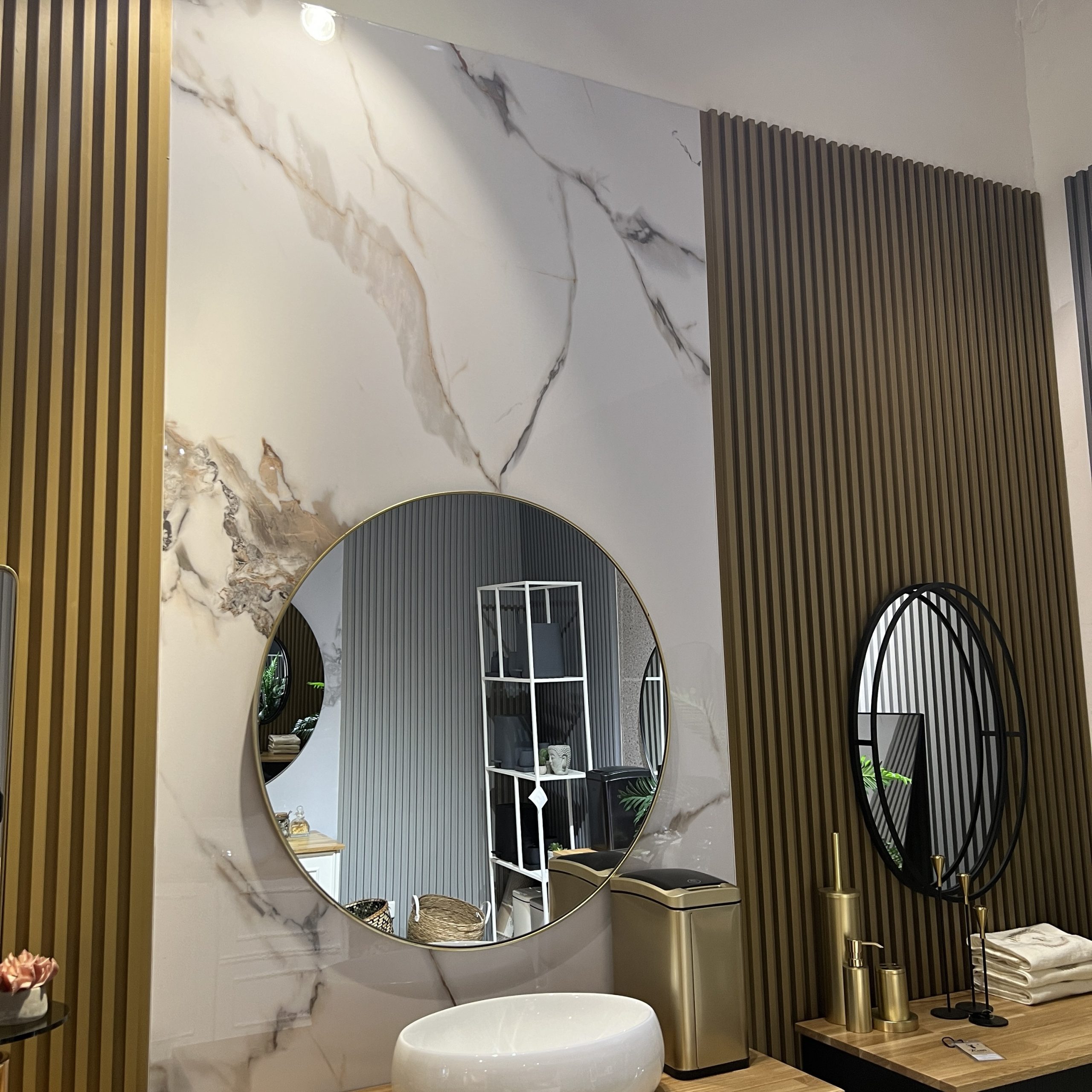 חיפוי קיר סגנון שיש לבן נימים חום אפור במבצע! חיפוי קיר סגנון שיש לבן נימים חום אפור במבצע!