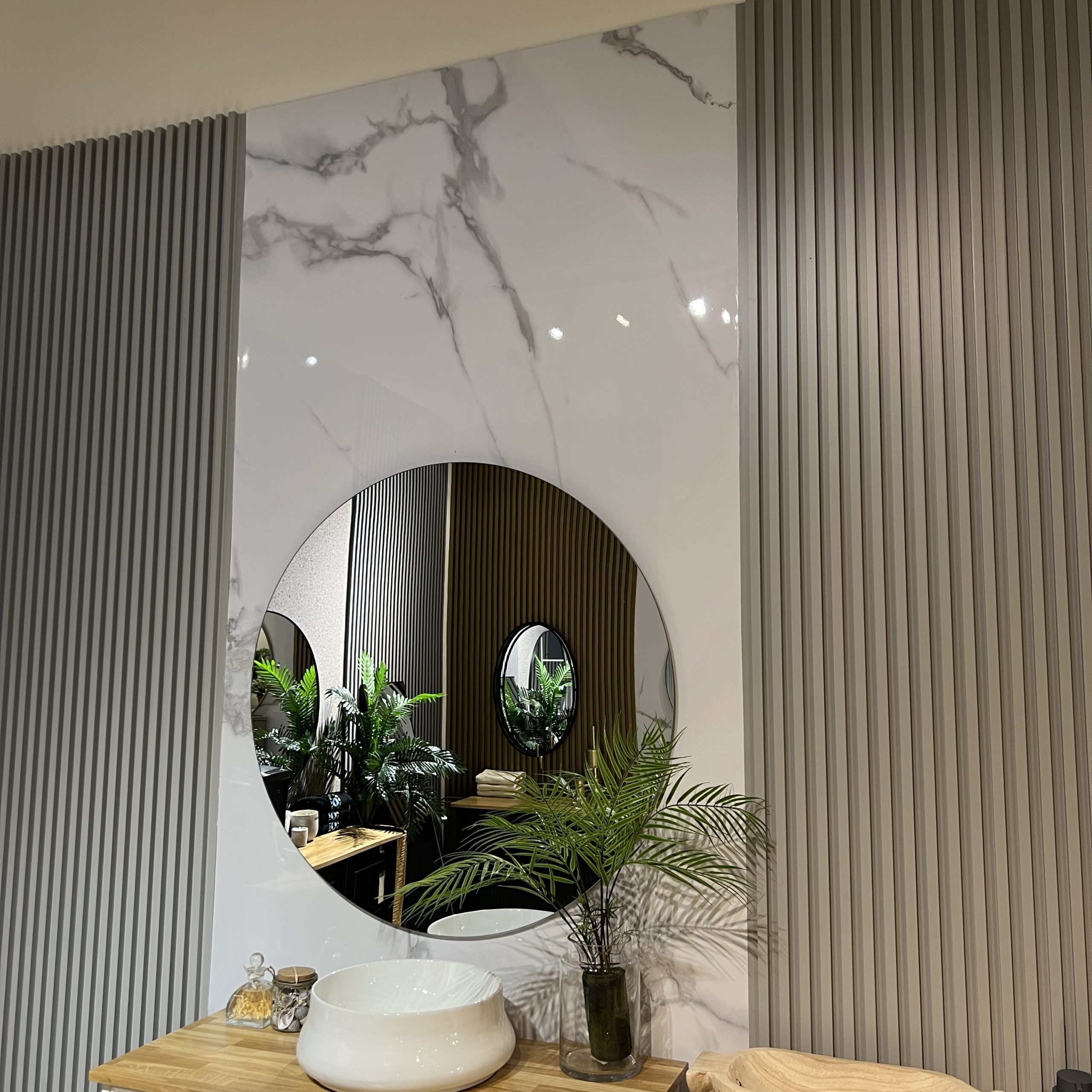 חיפוי קיר סגנון שיש לבן נימים אפור במבצע! חיפוי קיר סגנון שיש לבן נימים אפור במבצע!