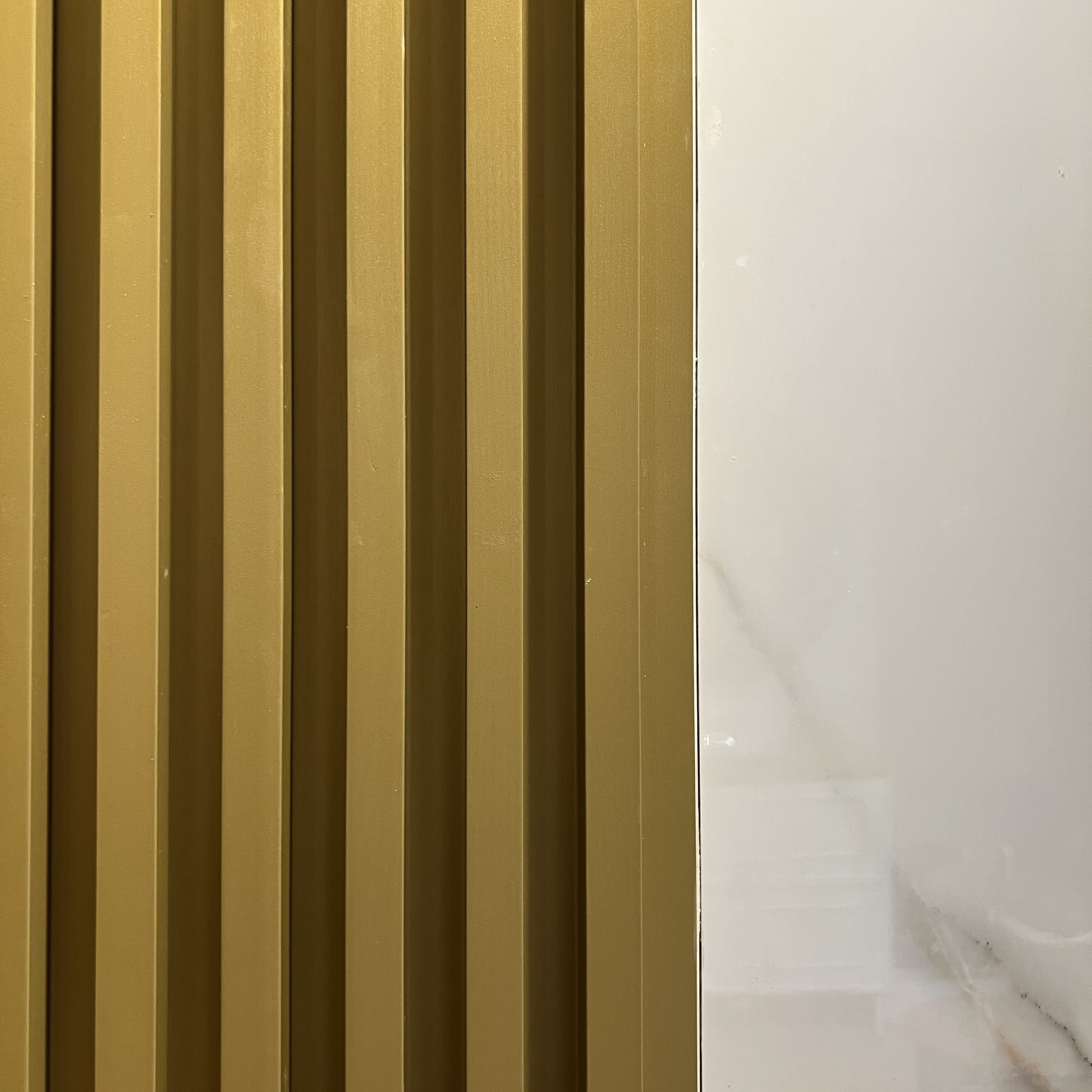 חיפוי קיר פסים פולימרי גוון זהב חיפוי קיר פסים פולימרי גוון זהב