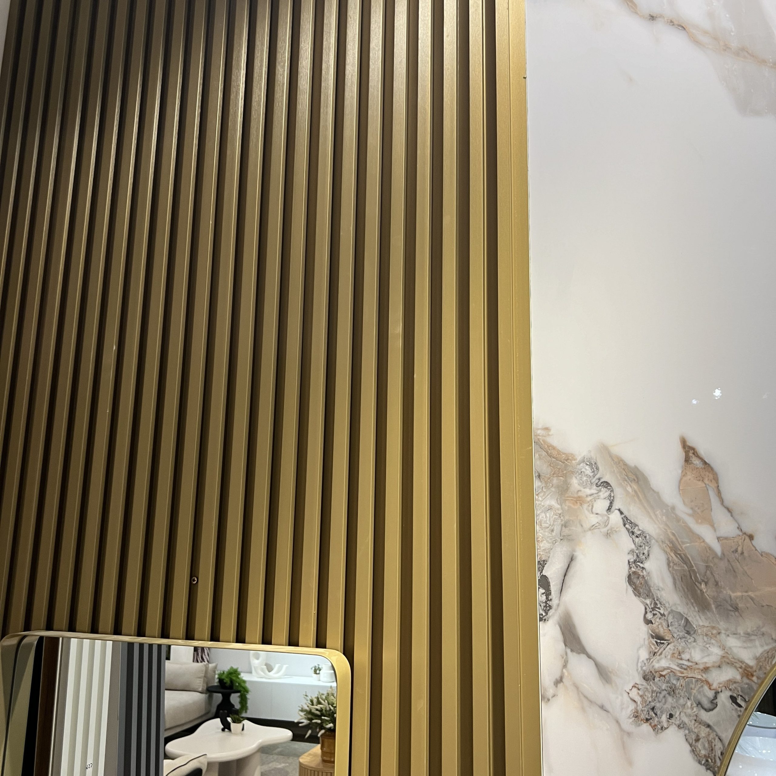 חיפוי קיר פסים פולימרי גוון זהב חיפוי קיר פסים פולימרי גוון זהב