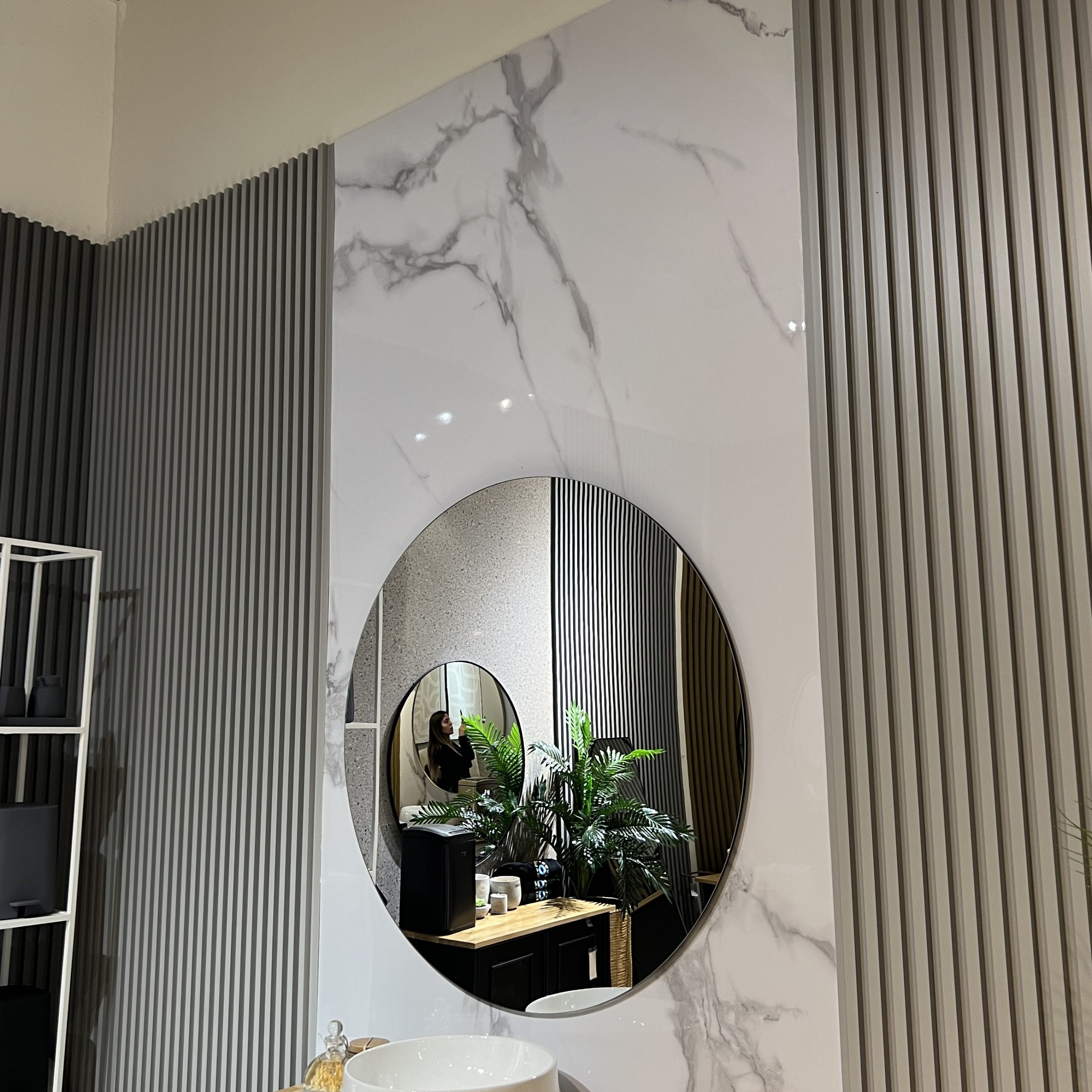 חיפוי קיר סגנון שיש לבן נימים אפור במבצע! חיפוי קיר סגנון שיש לבן נימים אפור במבצע!