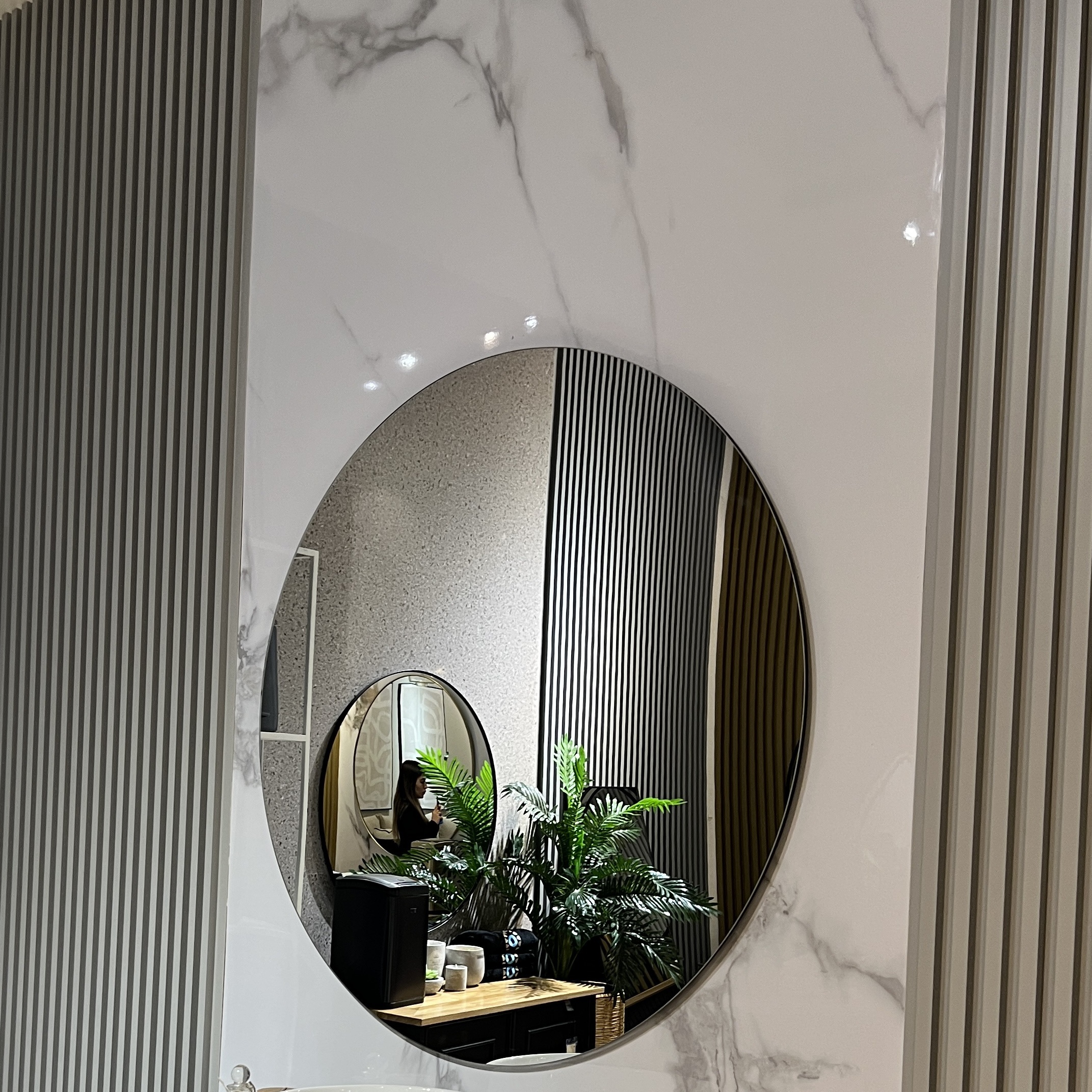 חיפוי קיר סגנון שיש לבן נימים אפור במבצע! חיפוי קיר סגנון שיש לבן נימים אפור במבצע!