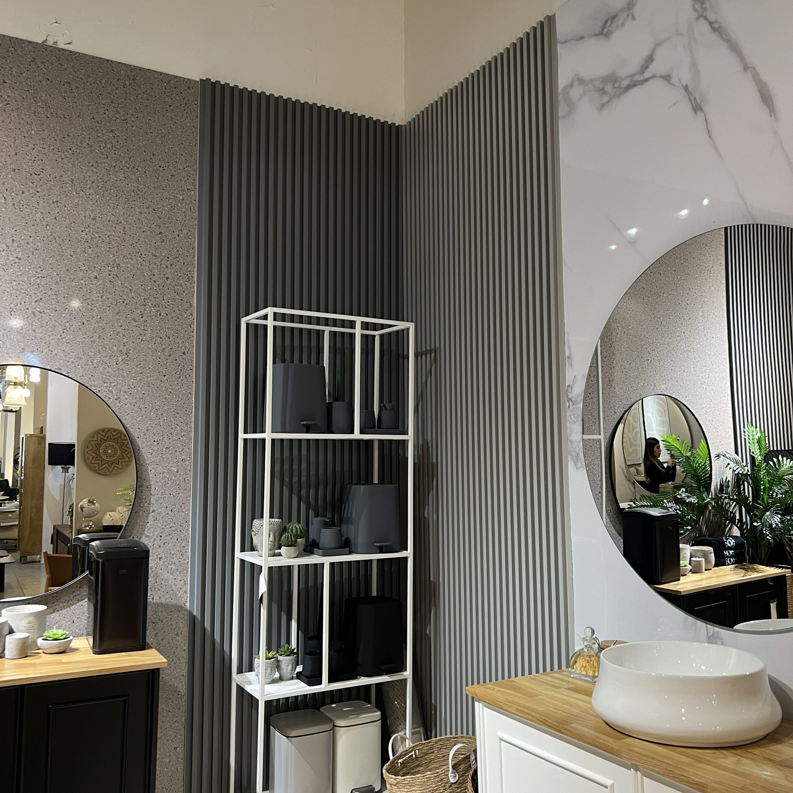 חיפוי קיר פסים פולימרי אפור בטון כהה חיפוי קיר פסים פולימרי אפור בטון כהה