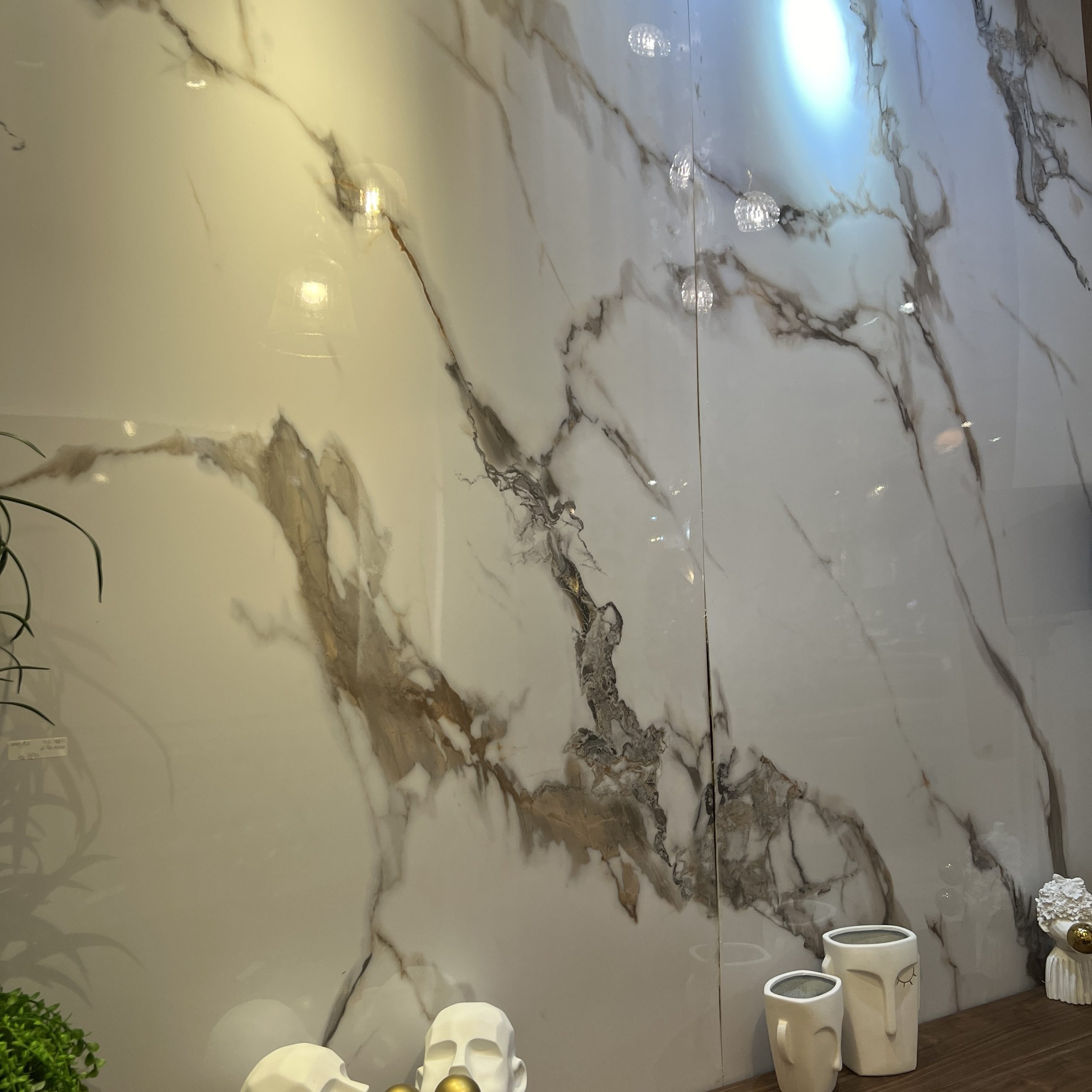 חיפוי קיר סגנון שיש לבן נימים חום אפור במבצע! חיפוי קיר סגנון שיש לבן נימים חום אפור במבצע!