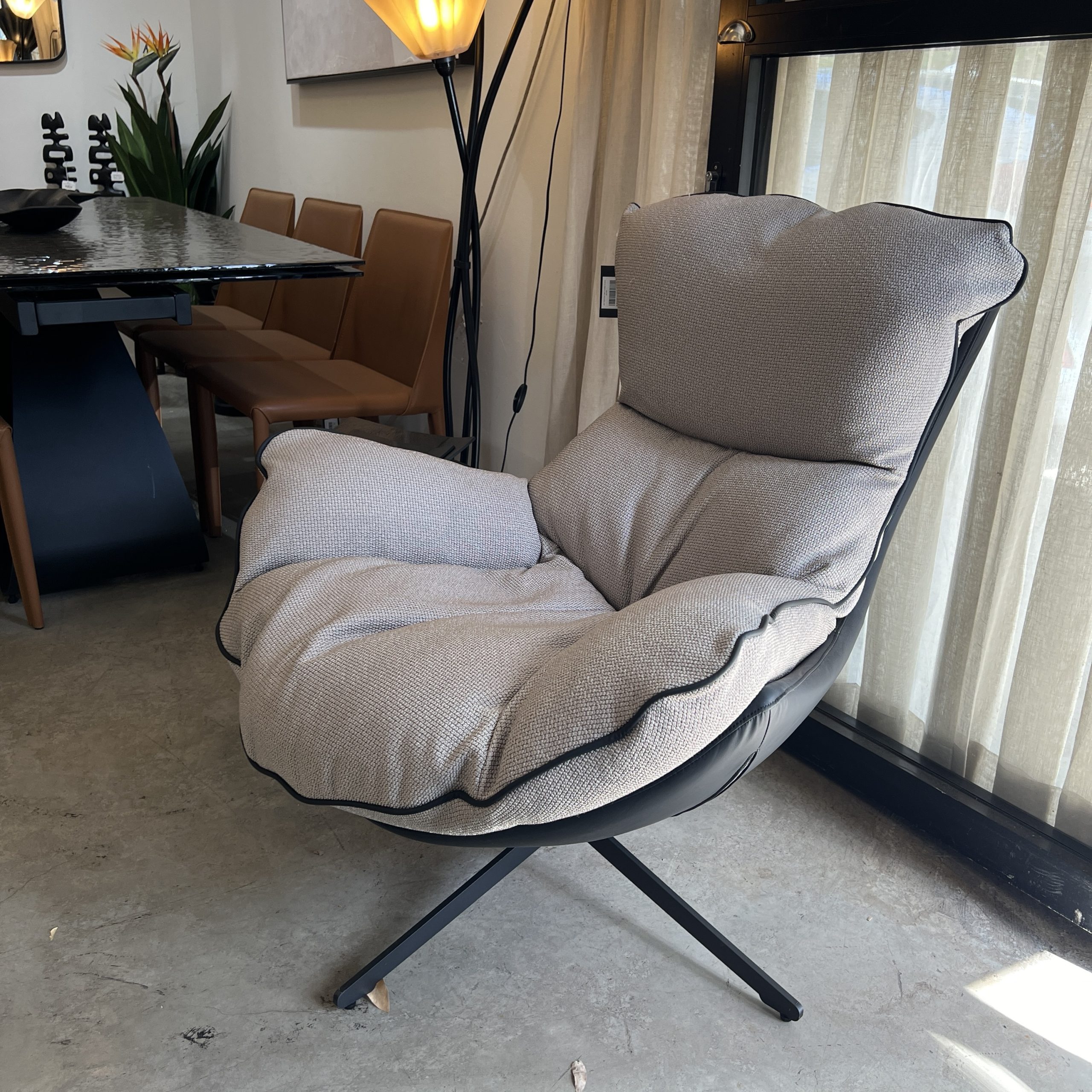 כורסא בד קפוצ׳ינו גב שחור דגם דין