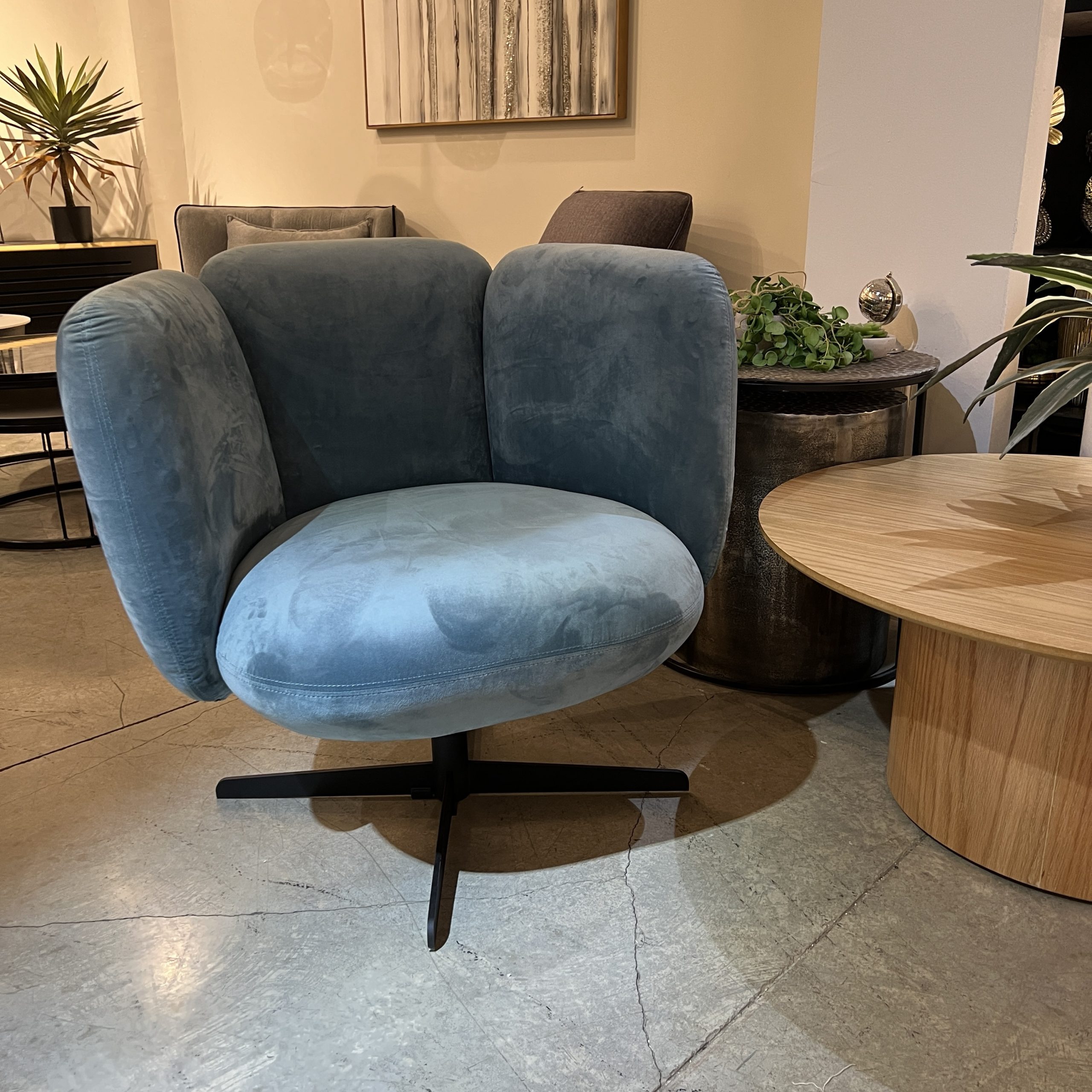 כורסא מסתובבת בבד קטיפה תכלת פרח דגם אמה כורסא מסתובבת בבד קטיפה תכלת פרח דגם אמה