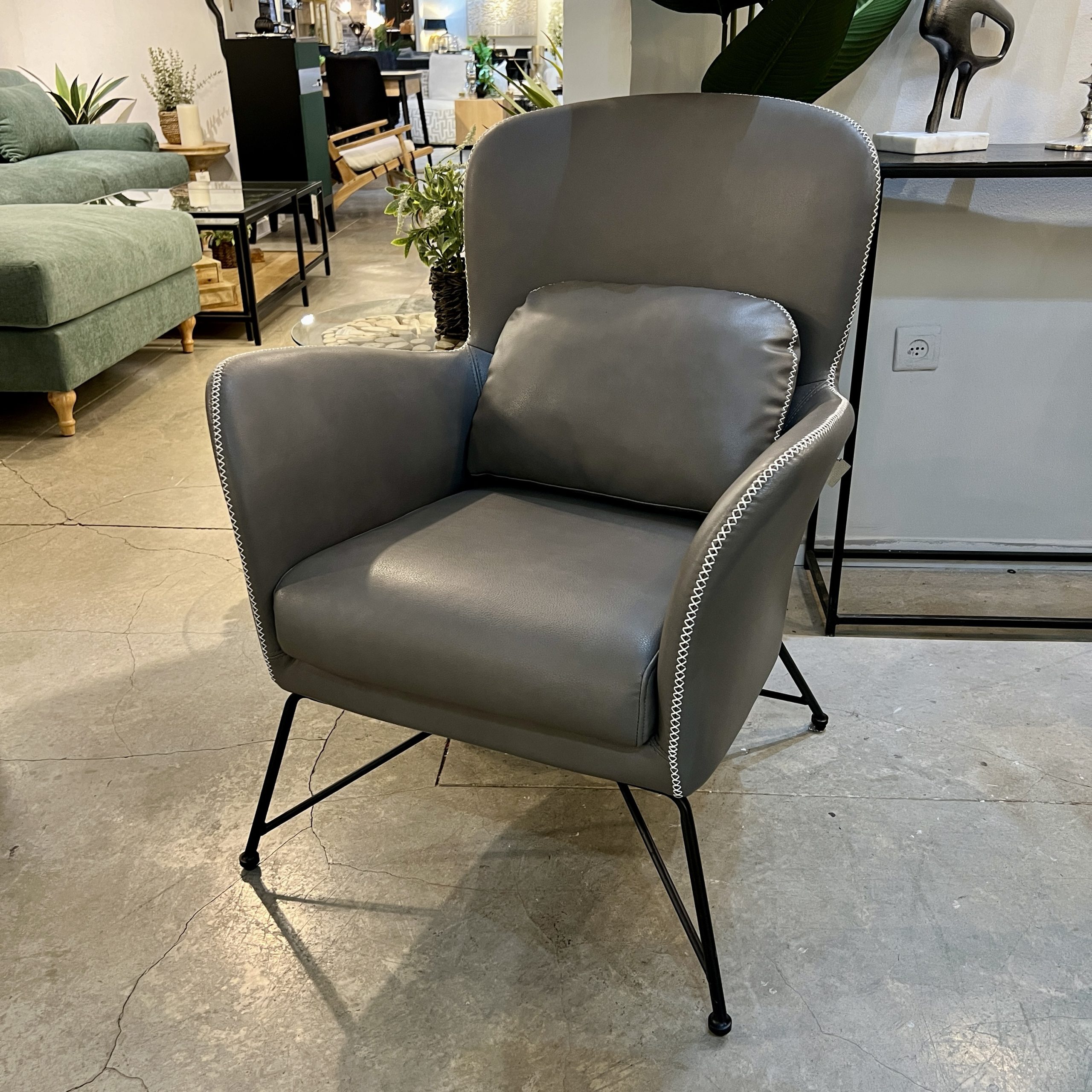 כורסא לסלון מרופדת בבד דמוי עור אפור רגליים ברזל שחור דגם EC059 כורסא לסלון מרופדת בבד דמוי עור אפור רגליים ברזל שחור דגם EC059