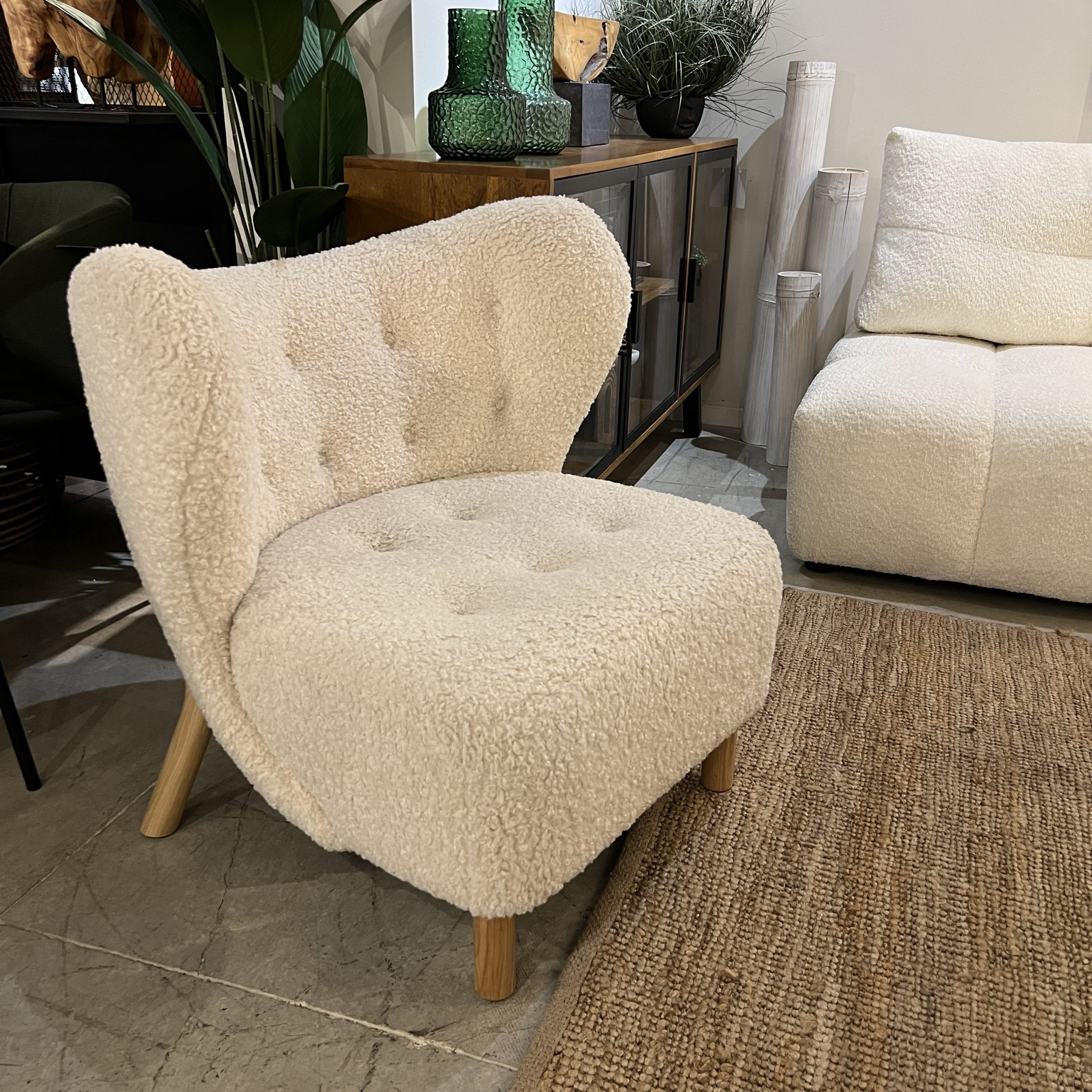 כורסא מודרנית בד בוקלה לבן דגם בוטון קימי