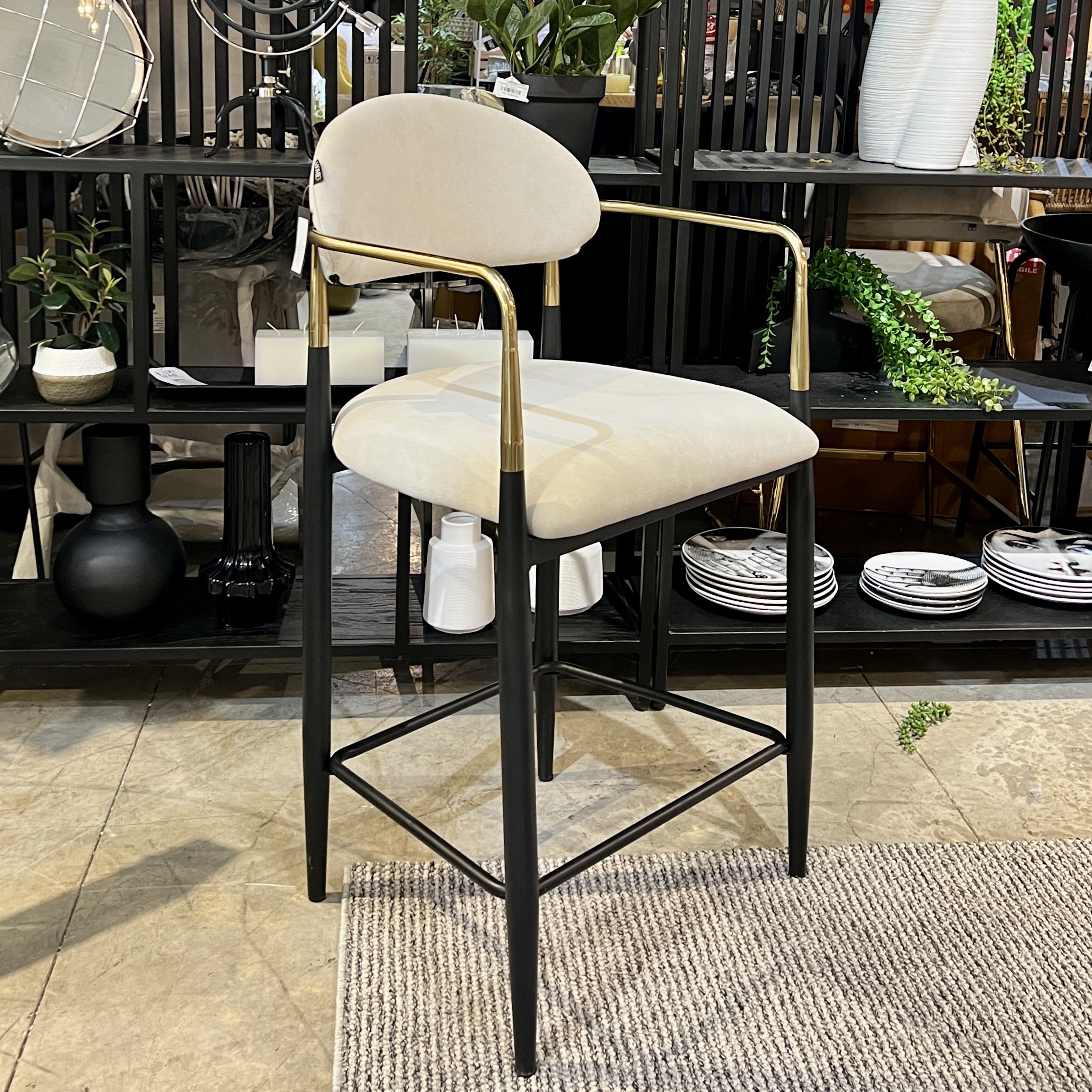 כיסא בר ידיות זהב רגליים שחור בד בז דגם מודרן מנדי כיסא בר ידיות זהב רגליים שחור בד בז דגם מודרן מנדי