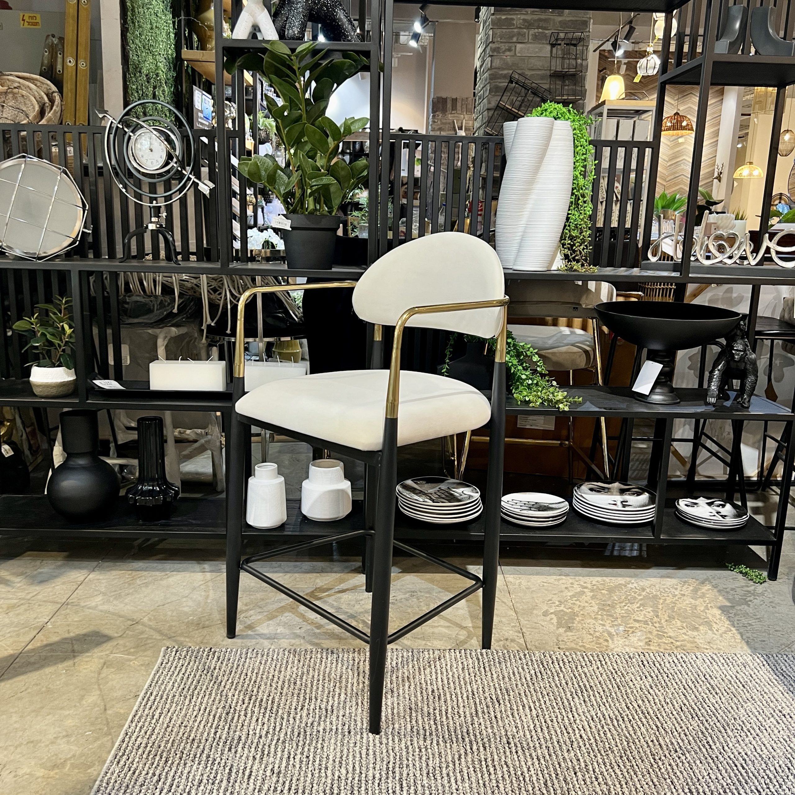 כיסא בר ידיות זהב רגליים שחור בד שמנת דגם מודרן קימי כיסא בר ידיות זהב רגליים שחור בד שמנת דגם מודרן קימי