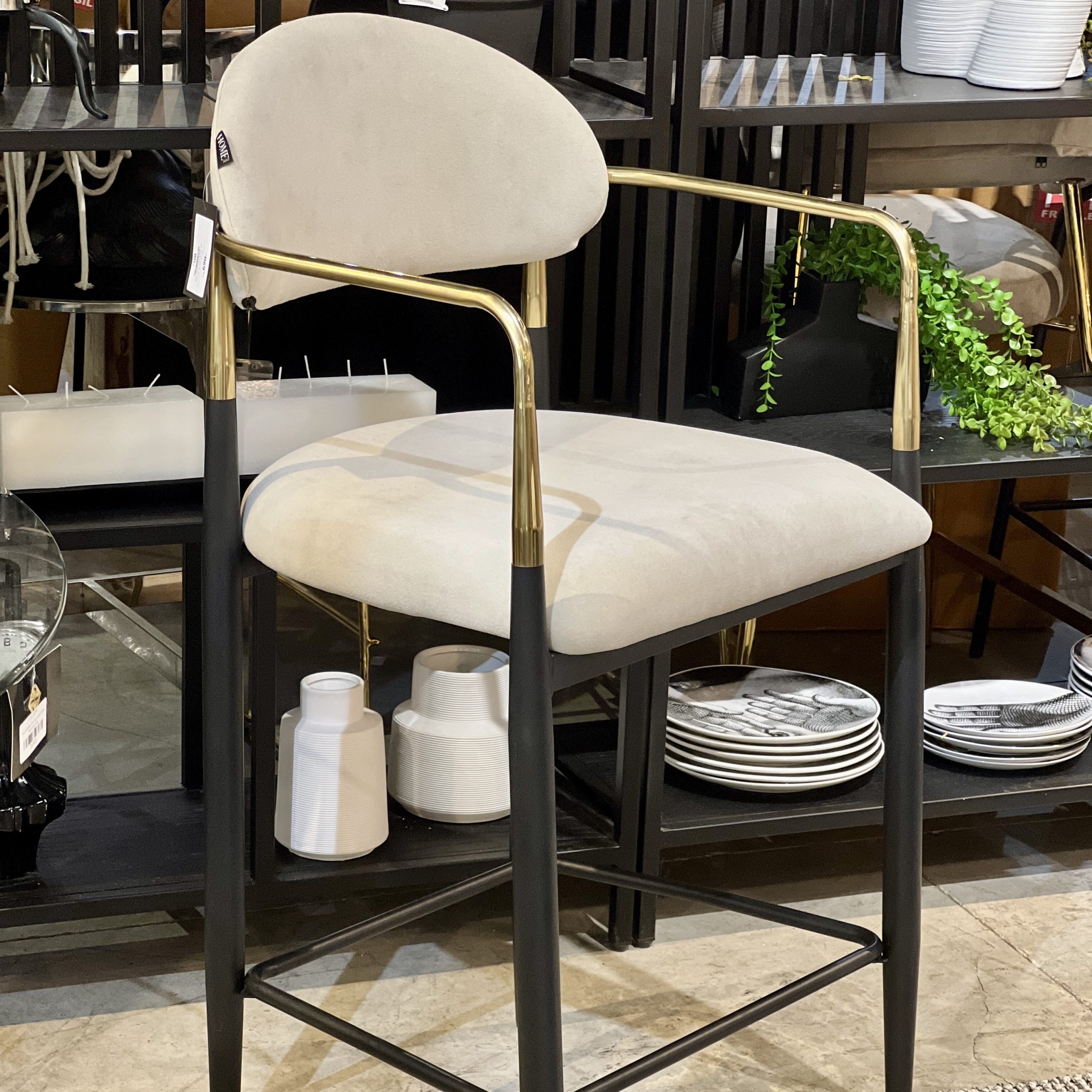 כיסא בר ידיות זהב רגליים שחור בד בז דגם מודרן מנדי כיסא בר ידיות זהב רגליים שחור בד בז דגם מודרן מנדי