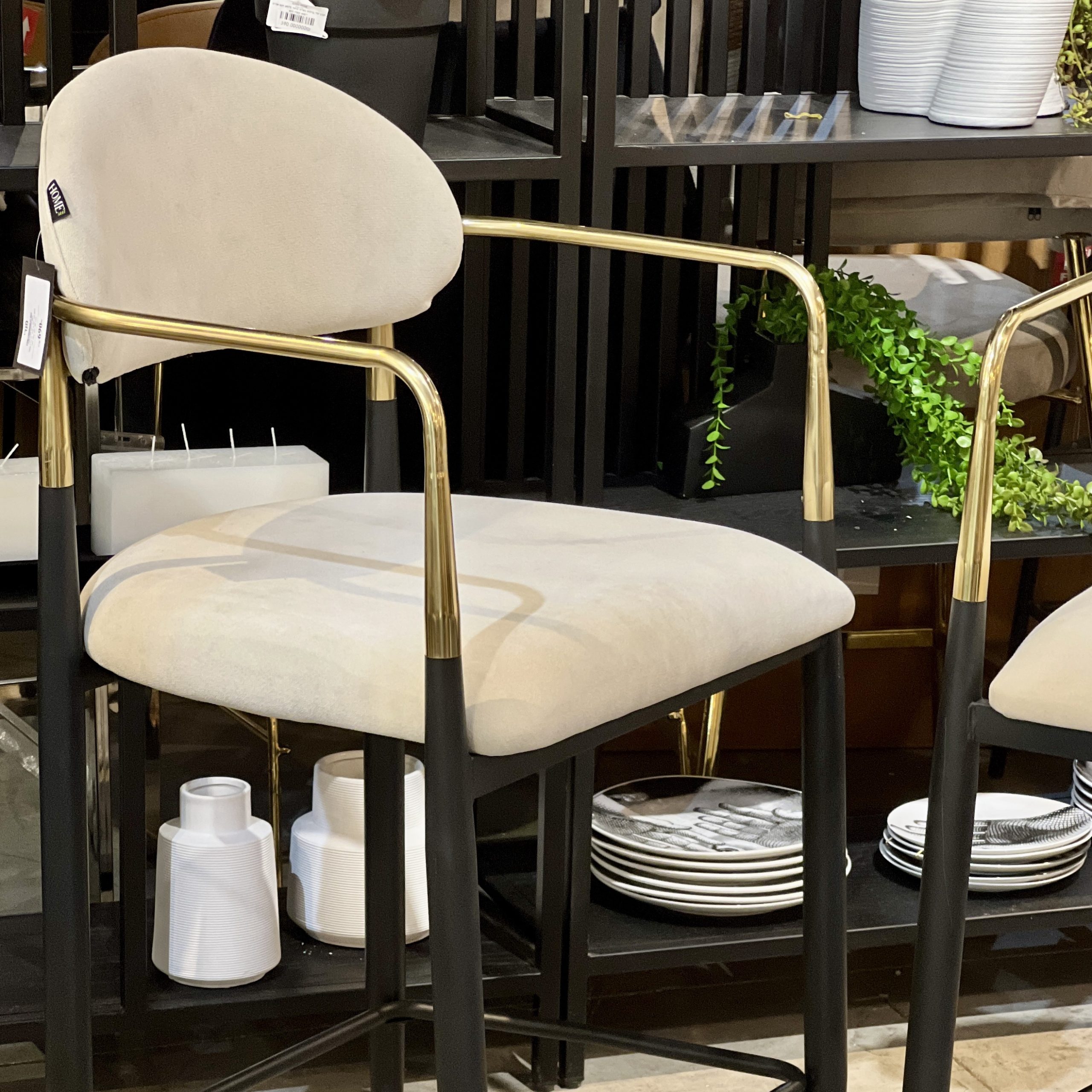 כיסא בר ידיות זהב רגליים שחור בד בז דגם מודרן מנדי כיסא בר ידיות זהב רגליים שחור בד בז דגם מודרן מנדי