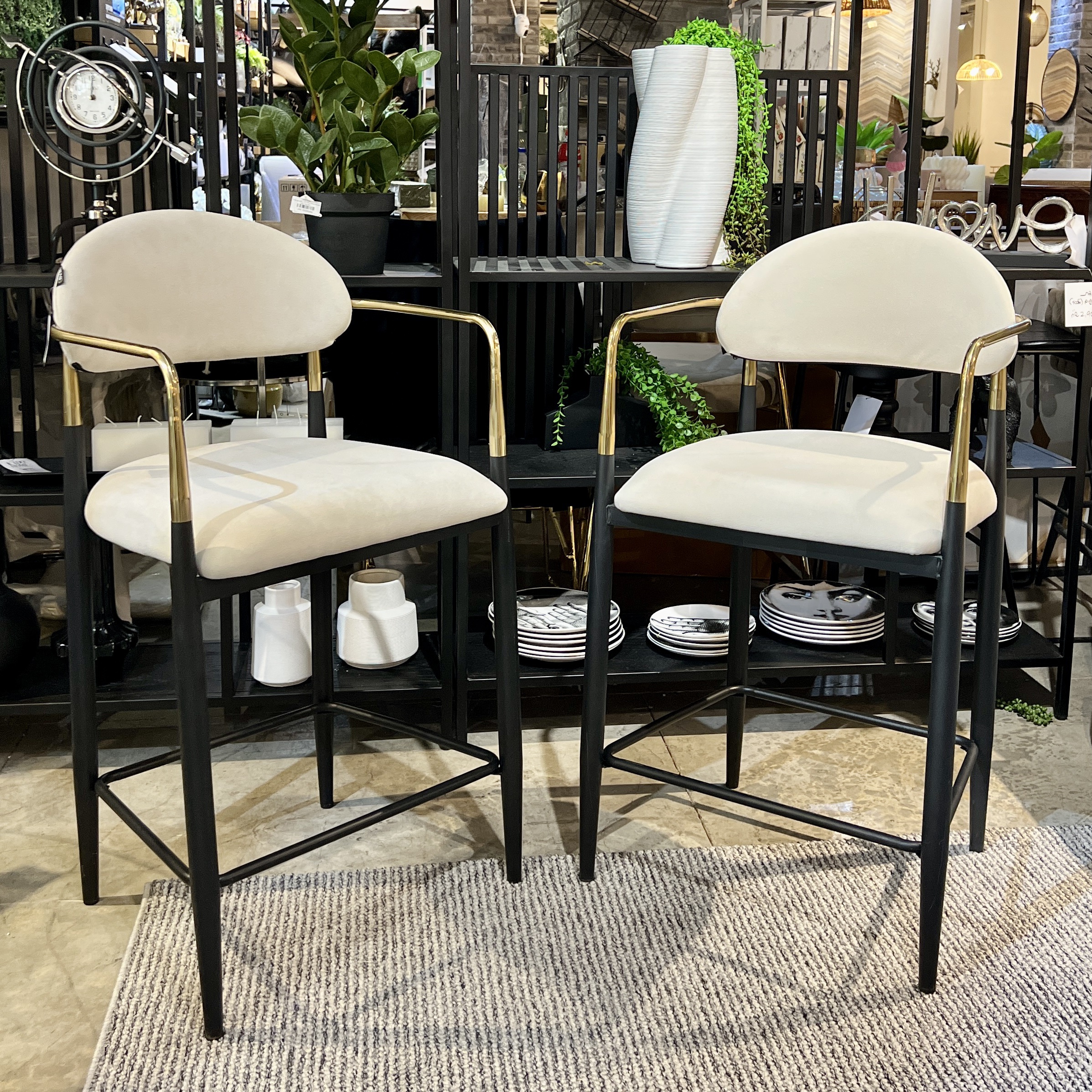 כיסא בר ידיות זהב רגליים שחור בד בז דגם מודרן מנדי כיסא בר ידיות זהב רגליים שחור בד בז דגם מודרן מנדי