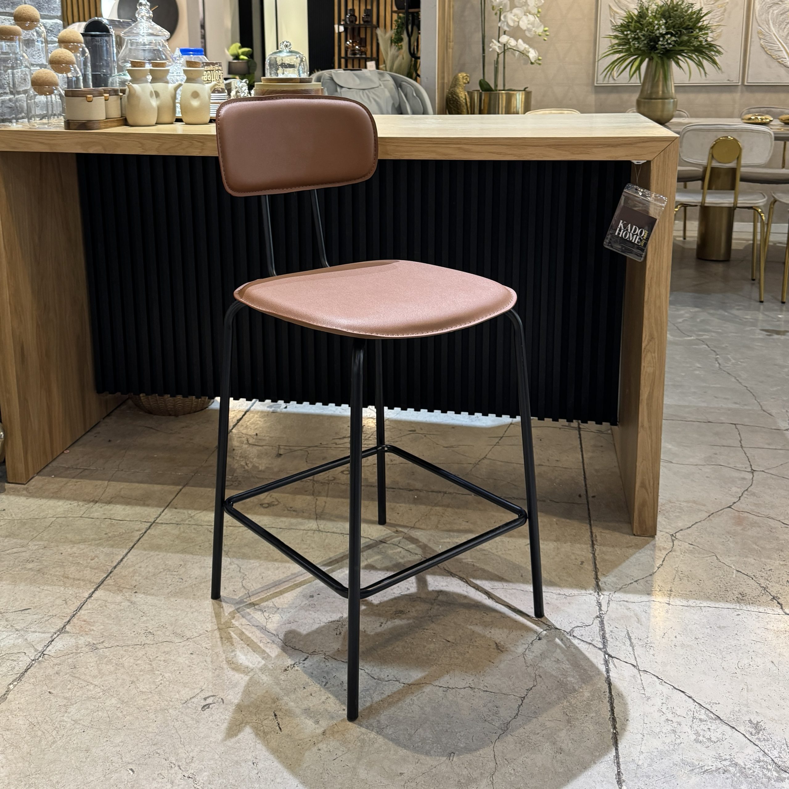 כיסא בר דגם סטפני דמוי עור כאמל רגל שחורה