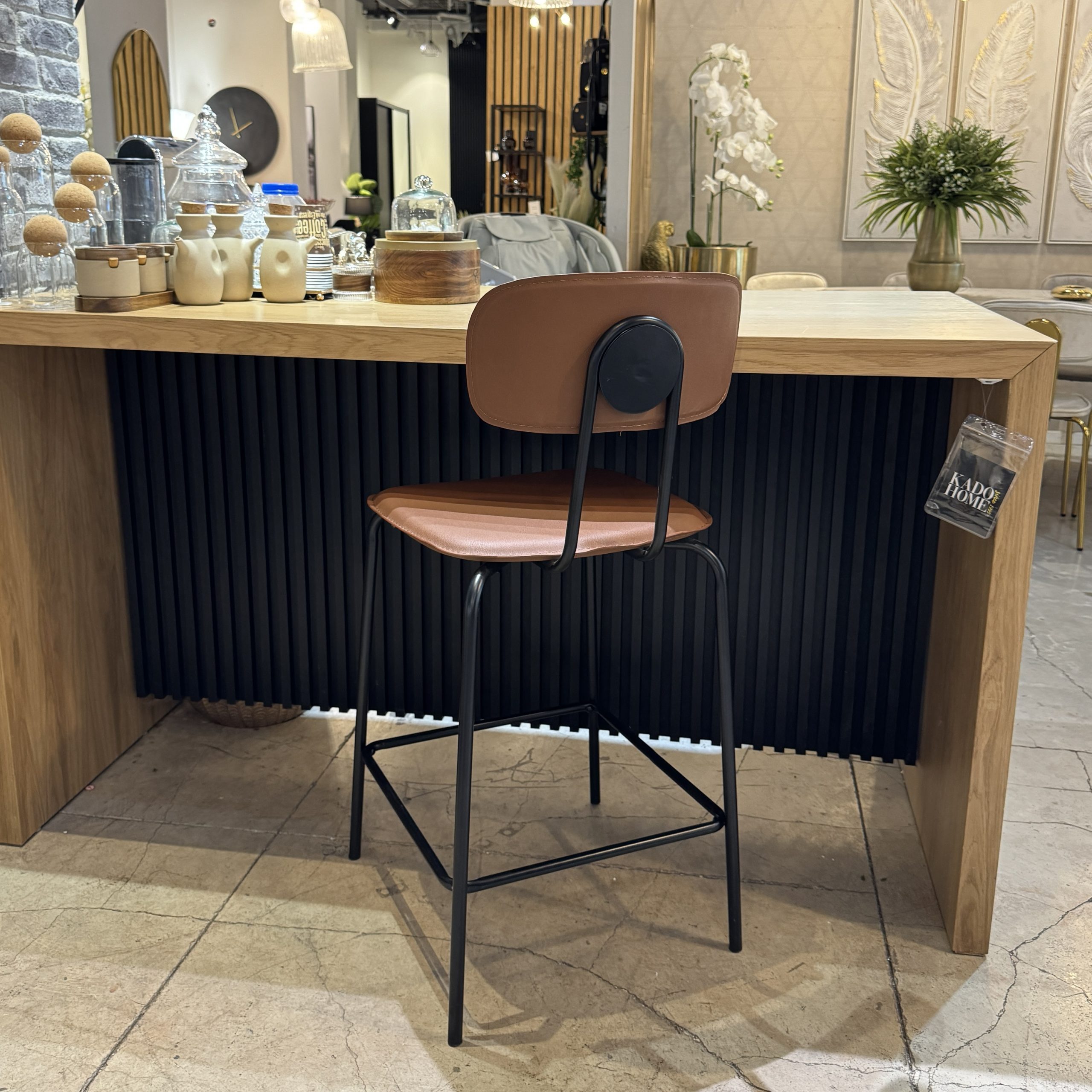 כיסא בר דגם סטפני דמוי עור כאמל רגל שחורה