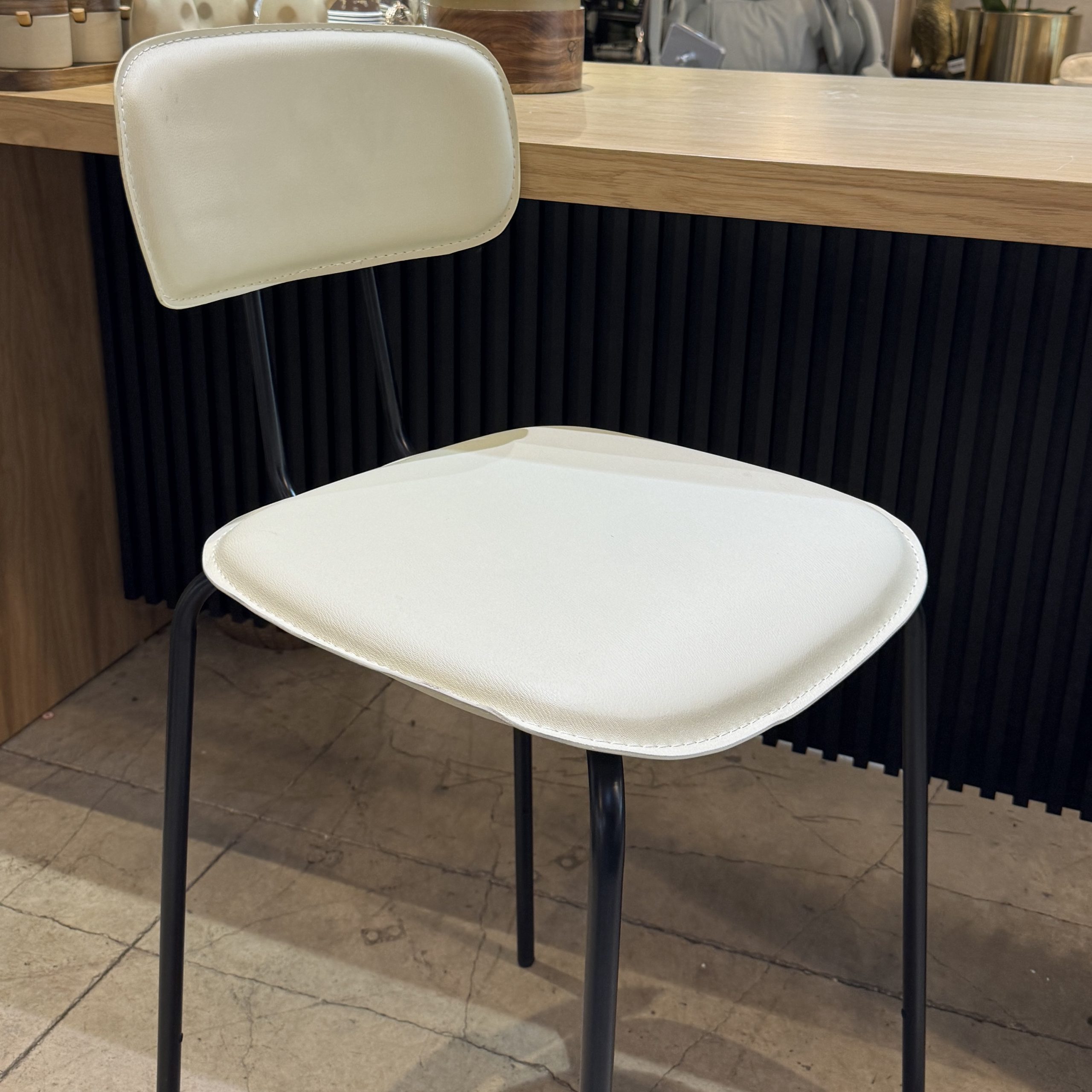 כיסא בר דגם סטפני דמוי עור בז רגל שחורה