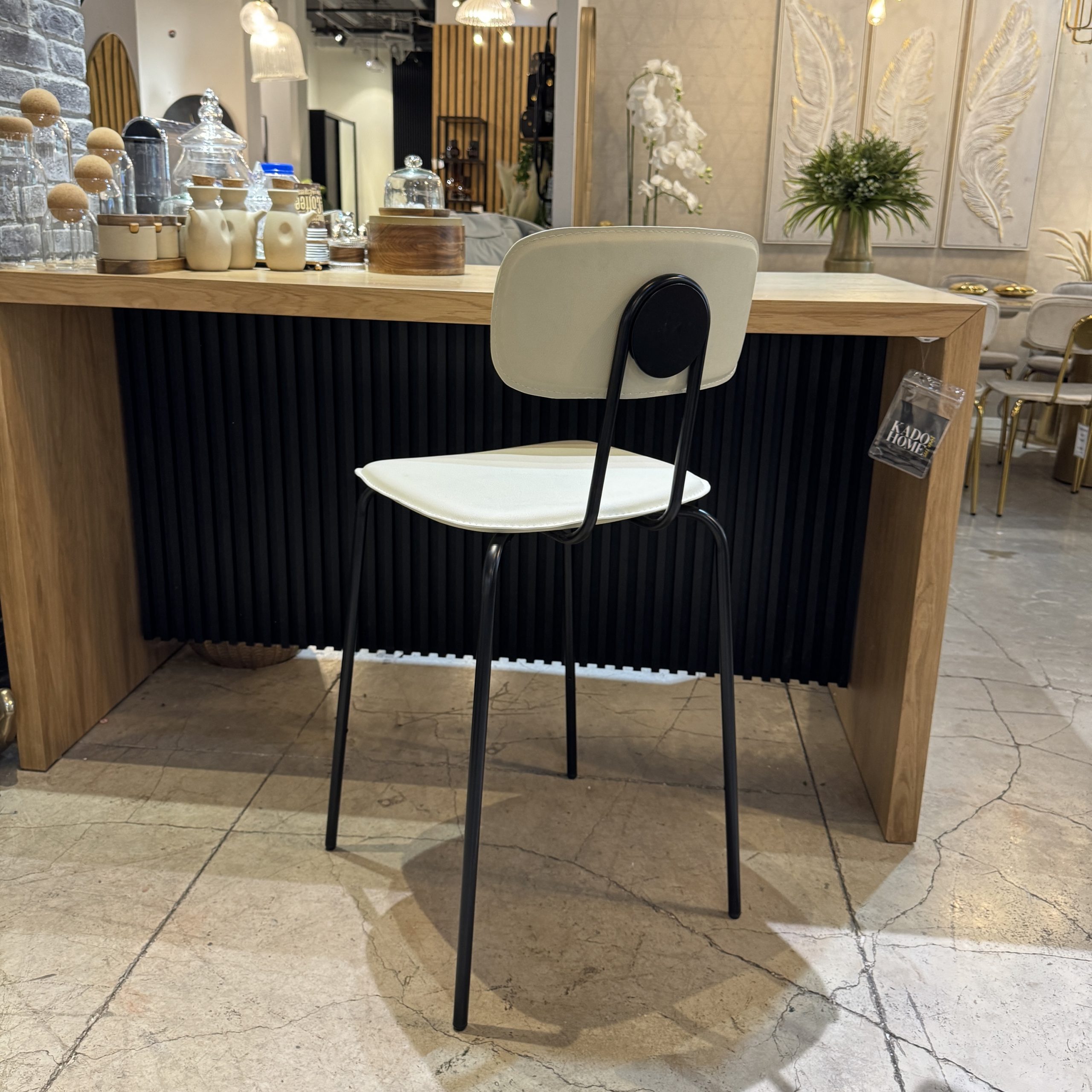 כיסא בר דגם סטפני דמוי עור בז רגל שחורה