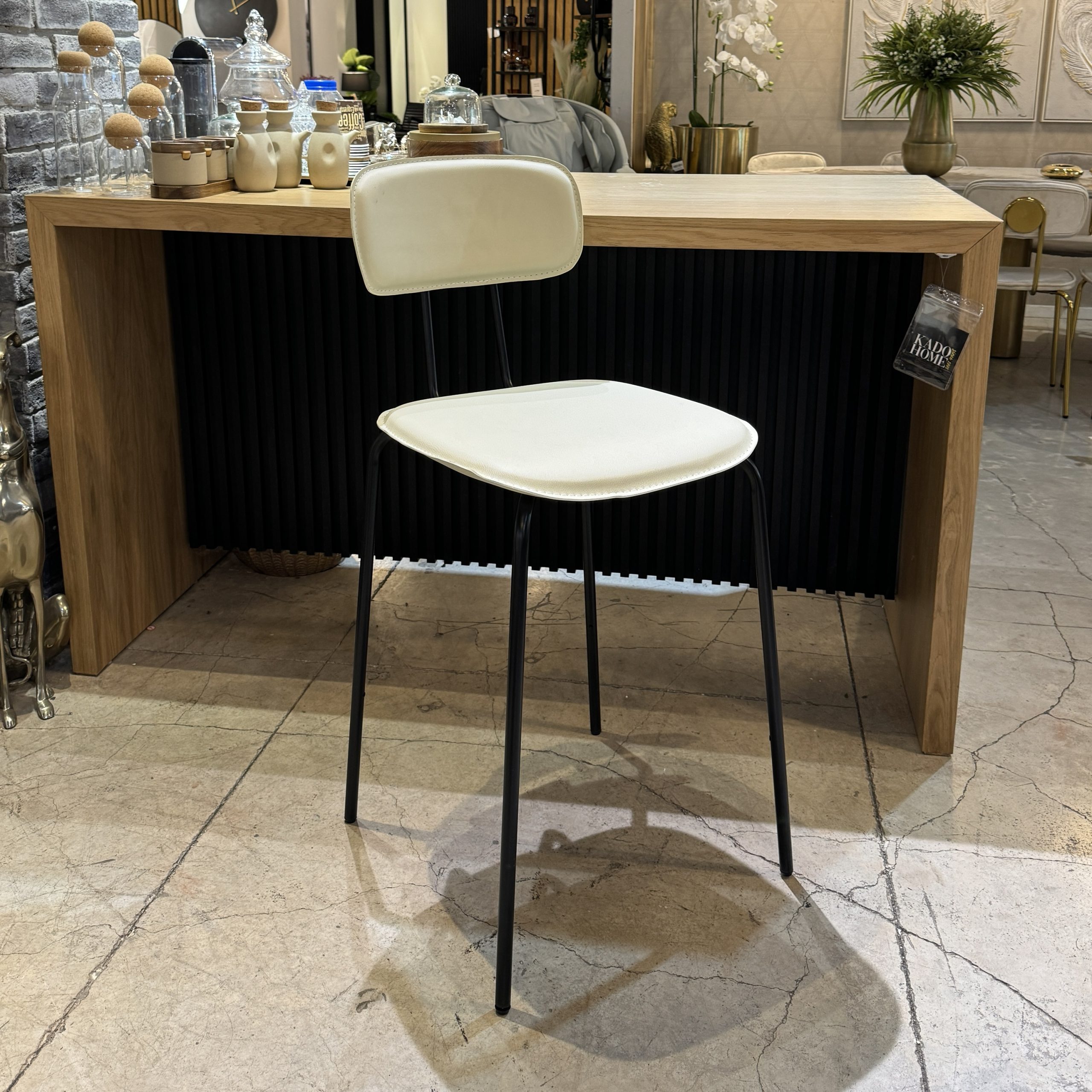 כיסא בר דגם סטפני דמוי עור בז רגל שחורה