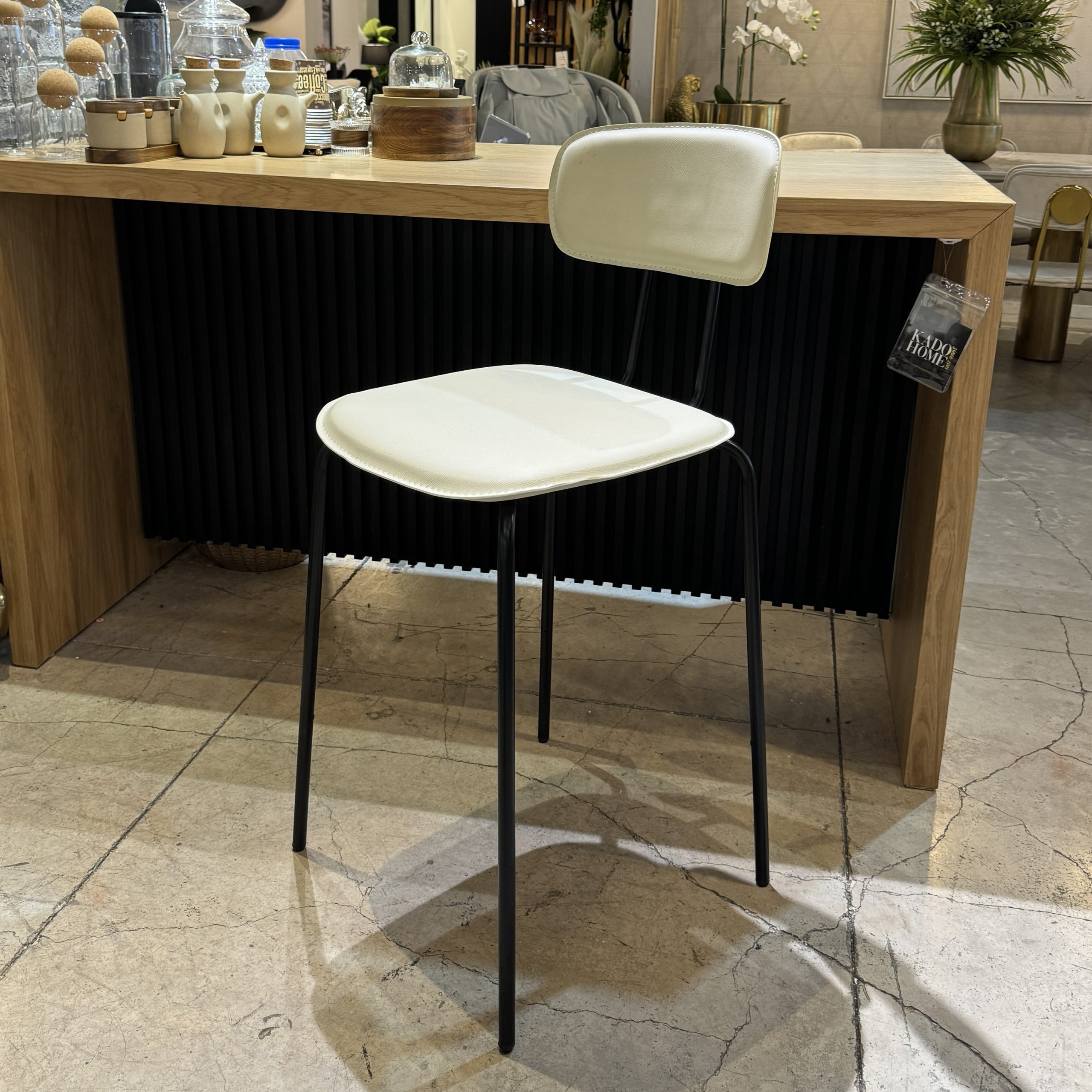 כיסא בר דגם סטפני דמוי עור בז רגל שחורה